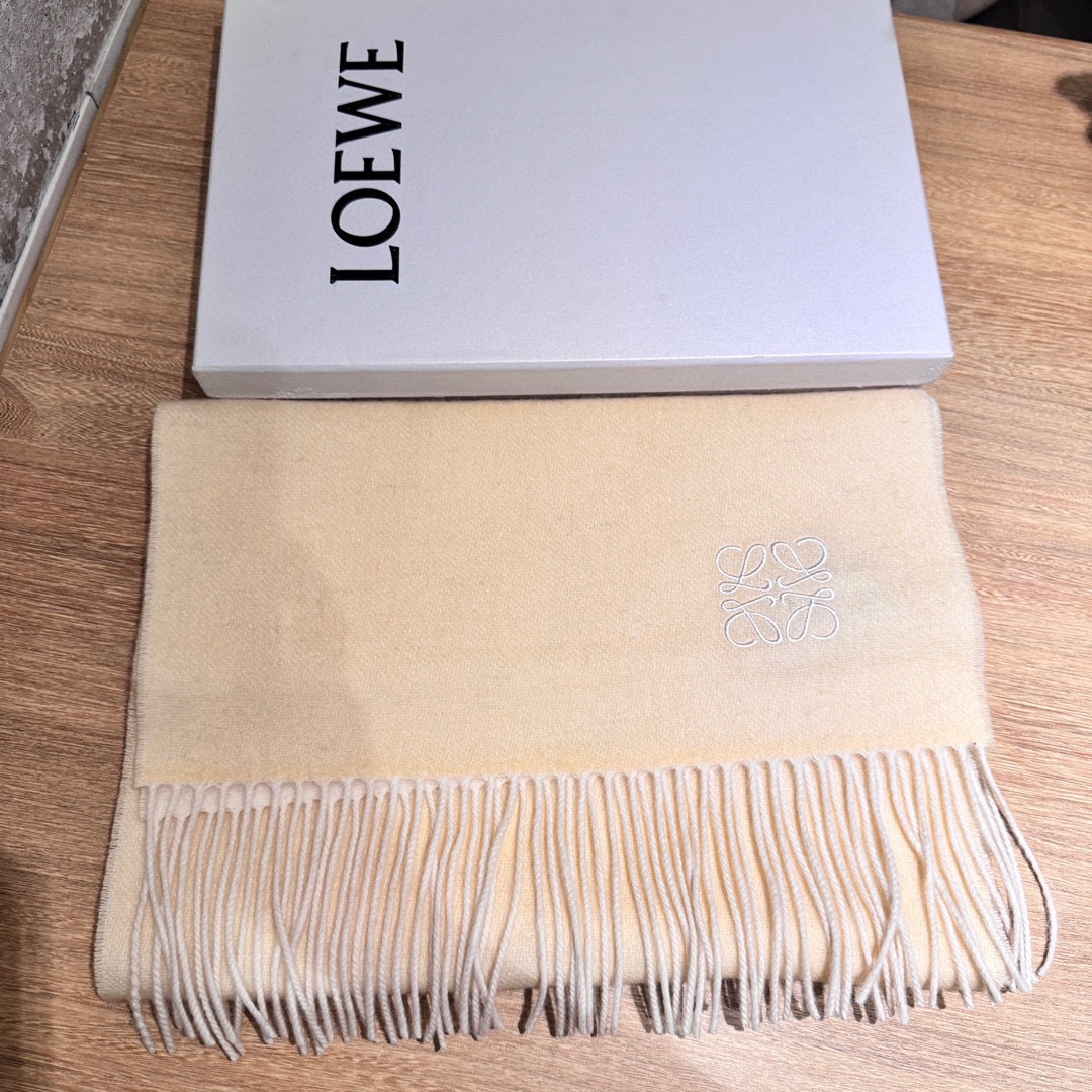 P320   ▪Loewe · 罗意威难得一见的温柔配色低调又不失优雅❗重点推荐❗双面配色一条围巾两种风格搭配高级舒适时髦气质名小众却大牌范十足超级安利❗loewe这款触动内心的柔美围巾极其简单的颜色搭配抢眼的变色logo点睛之笔确又不失美感成功人士的追求色彩绝对💯有点独有的仙气绝对的情侣款不二之选颜色淡雅不妖娆❗规格：33 x 180cm材质百分百羊绒羊毛混纺-高仿包包