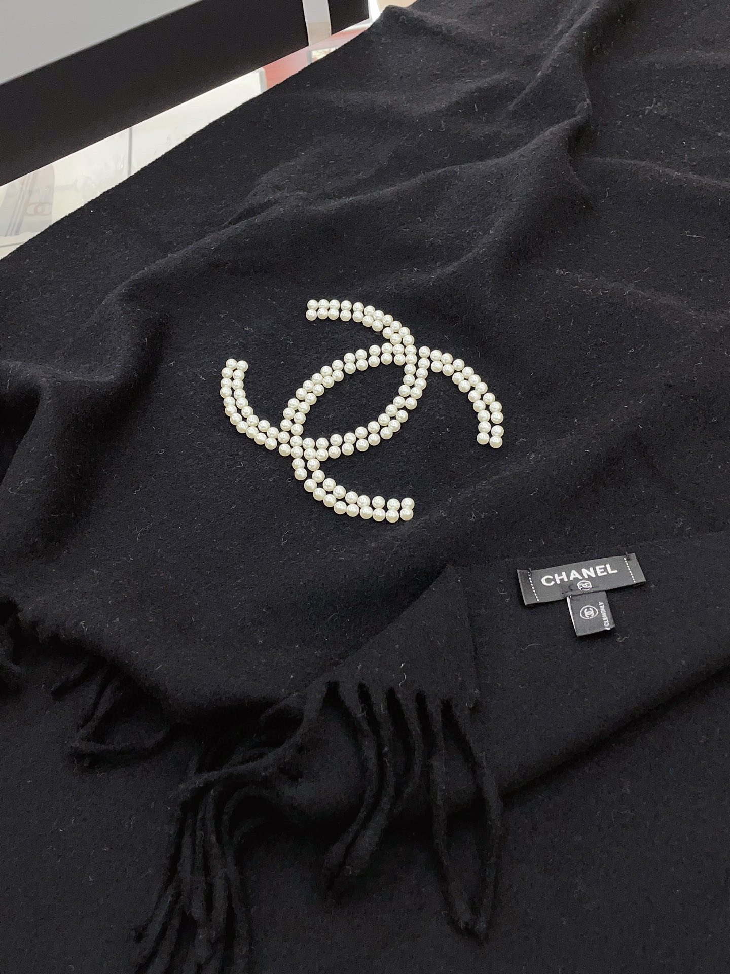 图片[5]-P350  CHANEL 高级舒适时髦气质相信我的就收吧！香奈儿这款触动内心的柔美围巾围巾配有双C 珍珠光影下非常漂亮一般工厂做不出这样的款大气优雅 简单成功人士追求的品颜色我给满分！！！有点独有的仙气女性气质颜色淡雅不过分妖娆！尺寸规格70*200cm羊绒围巾-高仿包包