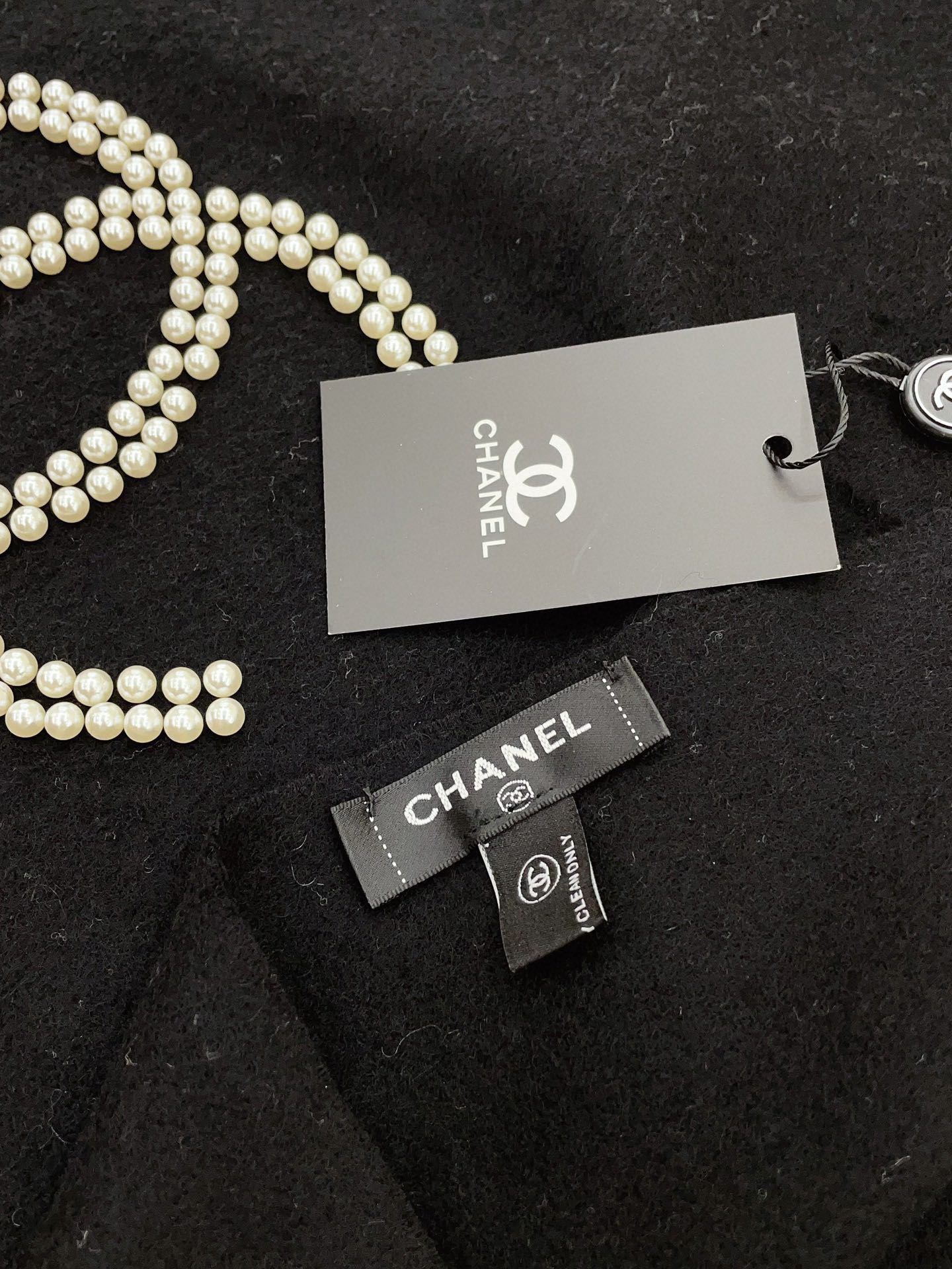 图片[7]-P350  CHANEL 高级舒适时髦气质相信我的就收吧！香奈儿这款触动内心的柔美围巾围巾配有双C 珍珠光影下非常漂亮一般工厂做不出这样的款大气优雅 简单成功人士追求的品颜色我给满分！！！有点独有的仙气女性气质颜色淡雅不过分妖娆！尺寸规格70*200cm羊绒围巾-高仿包包