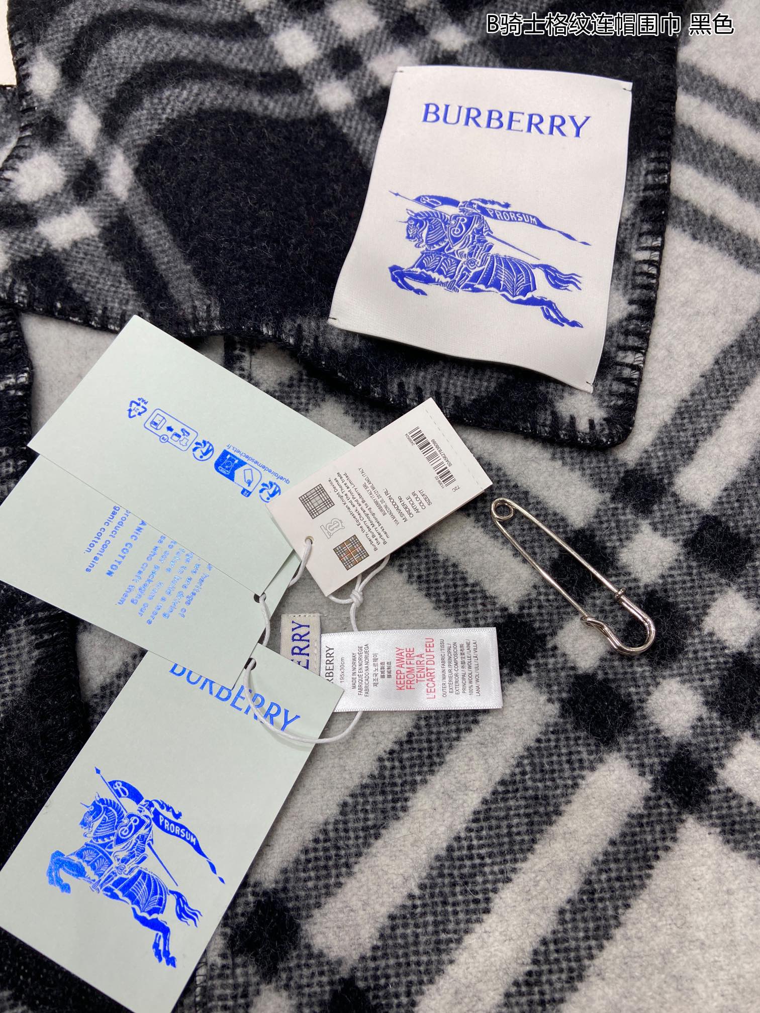 图片[10]-火爆🔥P380🏅加厚高品质配送专柜围巾别针🧷巴宝莉B骑士格纹连帽围巾低调的奢侈感❗️极品柔美精英高手级别的时髦感围巾❗️这款Burberry羊绒羊毛混纺围巾越看越爱越看越时髦越看越喜欢❗️这种工艺和配色一看就知道不是一般的大工厂的非常非常喜欢这种高手级别的时髦感有态度的时髦人一定会喜欢年轻时髦自信有态度很美！这样的设计更舒展更高级更大气更加经得起推荐采用每年开春采集的阿尔巴斯纯种绒山羊腹部绒尖为原绒生产这种羊绒的特点就是即便经过人类工艺的加工仍最大程度的保留了原绒的本质会有特殊的肌理纹围巾握在手里就跟握着云朵般的仍空气绵绵感❗️真的非常高级〰最后这个最大的特色还有粗线编织格工艺的一体式镶嵌工艺将Burberry的格纹另一种完美呈现规格:30*180cm-高仿包包