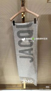 P280   ✨✨Jacquemus 双面围巾❗今年真的被疯狂种草 今年冬天就非宠这条 好看的要疯掉了太有型太有魅力了❗❗非常斯文时尚的秋冬单品！真的很喜欢非常Classical的男款设计❗100%羔绒手感真的绝了❗上身效果真的随便怎么围都好看！！这种款式真的闭着眼买任何年龄层都轻松驾驭！！！30*180cm❗-高仿包包