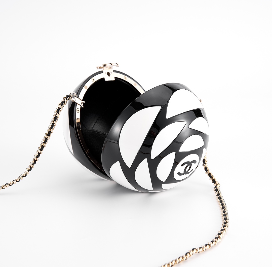 CHANEL 23k fashion week show models spherical dinner bag round ball for the first time camellia color scheme super worth collecting 😍 acrylic camellia ball using imported acrylic material, full copper wear sheepskin chain lambskin lining texture and quality 👍🏻👍🏻👍🏻 camellia ball capacity is very 🉑 can be put powder, lipstick 💄, car keys, and other small items can not be put! Cell phone concave styling absolute absolute son 🥰🥰 Material: acrylic ➕ copper ➕ lambskin Size: 12 × 12 × 12cm - high imitation factory