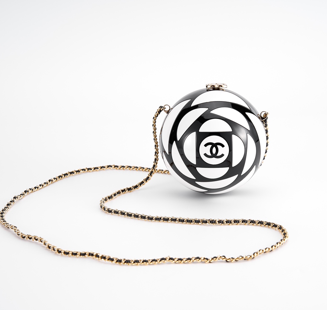 CHANEL 23k fashion week show models spherical dinner bag round ball for the first time camellia color scheme super worth collecting 😍 acrylic camellia ball using imported acrylic material, full copper wear sheepskin chain lambskin lining texture and quality 👍🏻👍🏻👍🏻 camellia ball capacity is very 🉑 can be put powder, lipstick 💄, car keys, and other small items can not be put! Cell phone concave styling absolute absolute son 🥰🥰 Material: acrylic ➕ copper ➕ lambskin Size: 12 × 12 × 12cm - high imitation factory