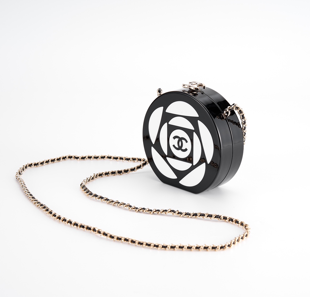 CHANEL 23k acrylic camellia box dinner bag beautiful black and white acrylic glossy small round box modeling plane camellia geometric pattern is very distinctive and delicate 🥰 small waste bag a can only be loaded down the baby chic 😍 acrylic camellia box using imported acrylic lambskin wear copper chain lambskin lining feel soft fufu ~ Material: acrylic ➕ copper ➕ lambskin Size. : 10×10×3cm-high-fashion factory