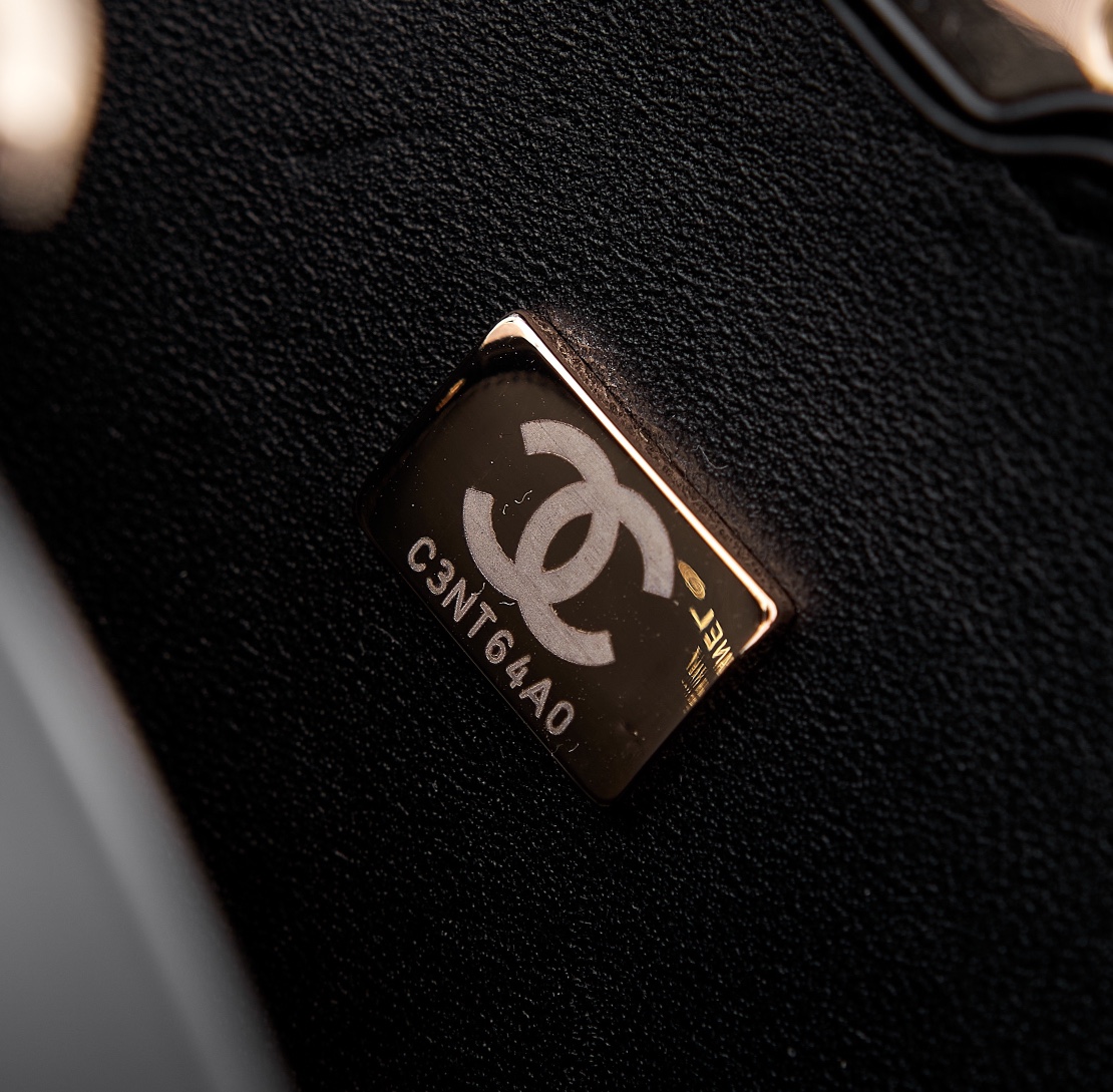 CHANEL 23k acrylic camellia box dinner bag beautiful black and white acrylic glossy small round box modeling plane camellia geometric pattern is very distinctive and delicate 🥰 small waste bag a can only be loaded down the baby chic 😍 acrylic camellia box using imported acrylic lambskin wear copper chain lambskin lining feel soft fufu ~ Material: acrylic ➕ copper ➕ lambskin Size. : 10×10×3cm-high-fashion factory