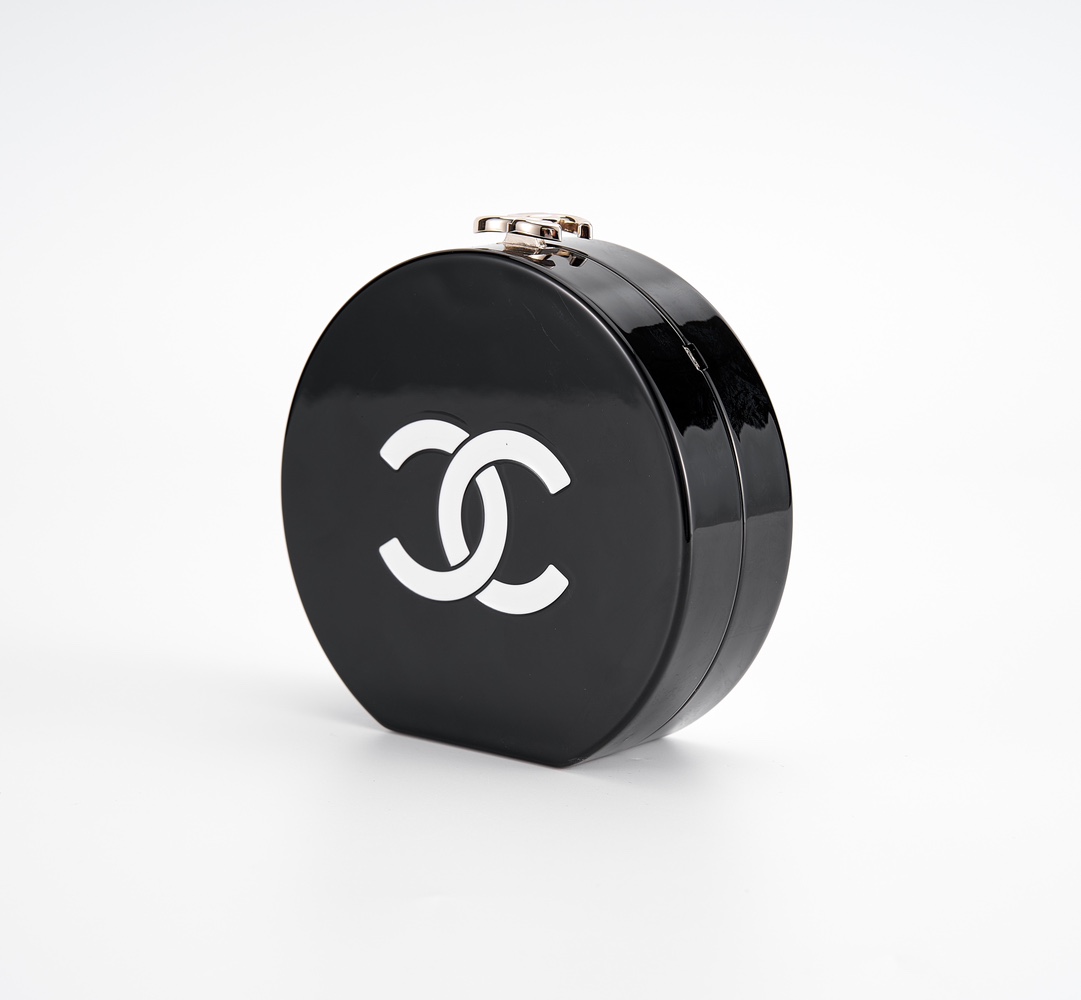 CHANEL 23k acrylic camellia box dinner bag beautiful black and white acrylic glossy small round box modeling plane camellia geometric pattern is very distinctive and delicate 🥰 small waste bag a can only be loaded down the baby chic 😍 acrylic camellia box using imported acrylic lambskin wear copper chain lambskin lining feel soft fufu ~ Material: acrylic ➕ copper ➕ lambskin Size. : 10×10×3cm-high-fashion factory