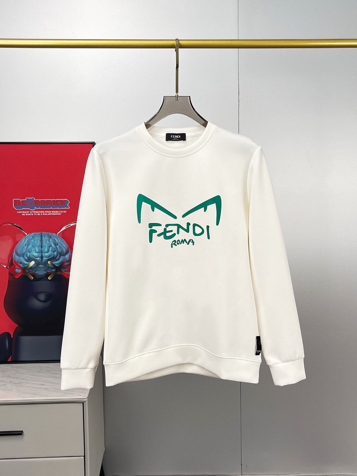 图片[3]-P480 FENDI芬迪  最大6XL穿240斤  2024秋冬GW同步卫衣T恤！秋冬单穿打底都非常出色！延续经典！全品相订单款！胸前重 工艺logo设计高端订制空气层长绒棉面料从版型到设计都很有时代的新潮感不管版型还是设计足够有细节！领口微微贴合颈部 好版型好面料！高密度精棉材质 上身舒适亲肤保暖有型！码数:M-6XL（178 140斤L 最大240斤）-高仿包包