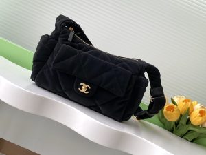 24N coco neige滑雪系列  冬季时尚新宠  这款包采用了高科技尼龙布料  经过特殊处理 营造出宛如絲絨  麂皮和羊皮的效果 同时保持了C的经典元素 使得整个包包既实用又时尚   它的设计既考虑到了实用性   也兼顾了时尚感
在日常搭配中也同样出色    无论是搭配休闲装还是正装 都能轻松驾驭 为你的冬日look增添一抹亮色
款号AS5054
尺寸 20-32-12
配包装-高仿包包