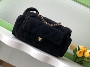 24N coco neige滑雪系列  冬季时尚新宠  这款包采用了高科技尼龙布料  经过特殊处理 营造出宛如絲絨  麂皮和羊皮的效果 同时保持了C的经典元素 使得整个包包既实用又时尚   它的设计既考虑到了实用性   也兼顾了时尚感
在日常搭配中也同样出色    无论是搭配休闲装还是正装 都能轻松驾驭 为你的冬日look增添一抹亮色
款号AS5055
尺寸 22-44-18-高仿包包