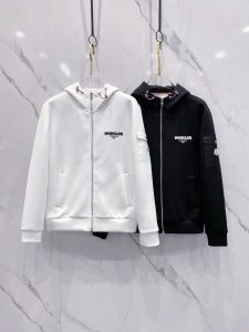 P740 Moncler蒙口 2024ss早秋最新款休闲夹克外套 高端品质
版型面料五金都是专柜1:1定制
面料是用的100%纯棉面料
logo采用品牌经典三角标装饰
时髦高端大气
身上帅气有型一点不拘束、采用优质进口纯棉材质上身超级舒适！搭配经典抽绳点缀整件超级酷炫上档次！上身不厚重尽显时尚个性气息！🌽
颜色:黑色  白色
码数:M-XXXL-高仿包包