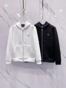 P740 Prada普拉达 2024ss早秋最新款休闲夹克外套 高端品质
版型面料五金都是专柜1:1定制
面料是用的100%纯棉面料
logo采用品牌经典三角标装饰
时髦高端大气
身上帅气有型一点不拘束、采用优质进口纯棉材质上身超级舒适！搭配经典抽绳点缀整件超级酷炫上档次！上身不厚重尽显时尚个性气息！🌽
颜色:黑色  白色
码数:M-XXXL-高仿包包