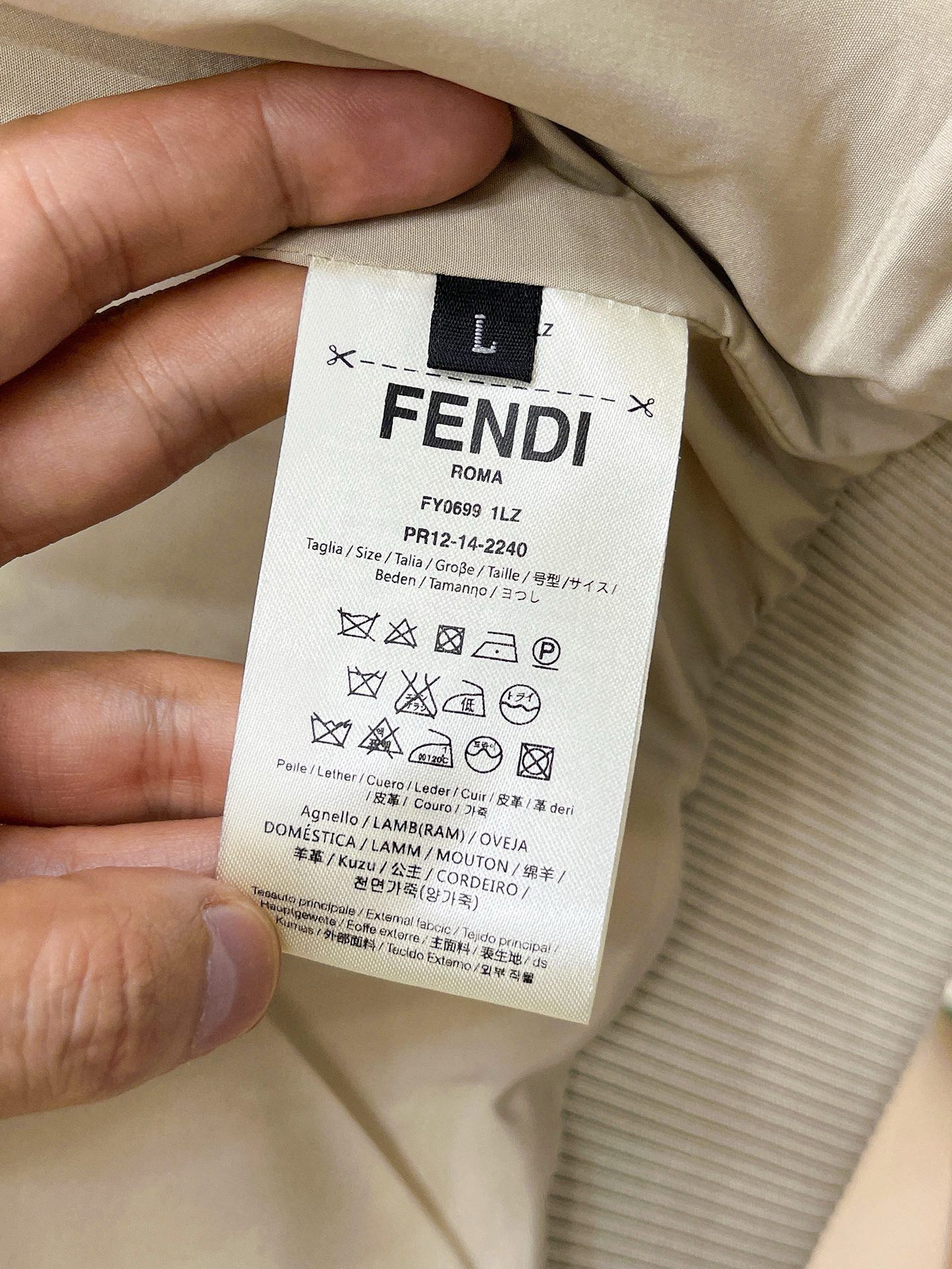 图片[7]-P900 FENDI芬迪 2024秋冬新款夹克 原版1:1订制五金配件全进口原版定制 欢迎专柜对比 超柔软 超级重工 面料做工杠杠的👍版型完美 注意⚠面料超舒服 独家款 非市场货 男女同款尺码：M-XXXL-高仿包包