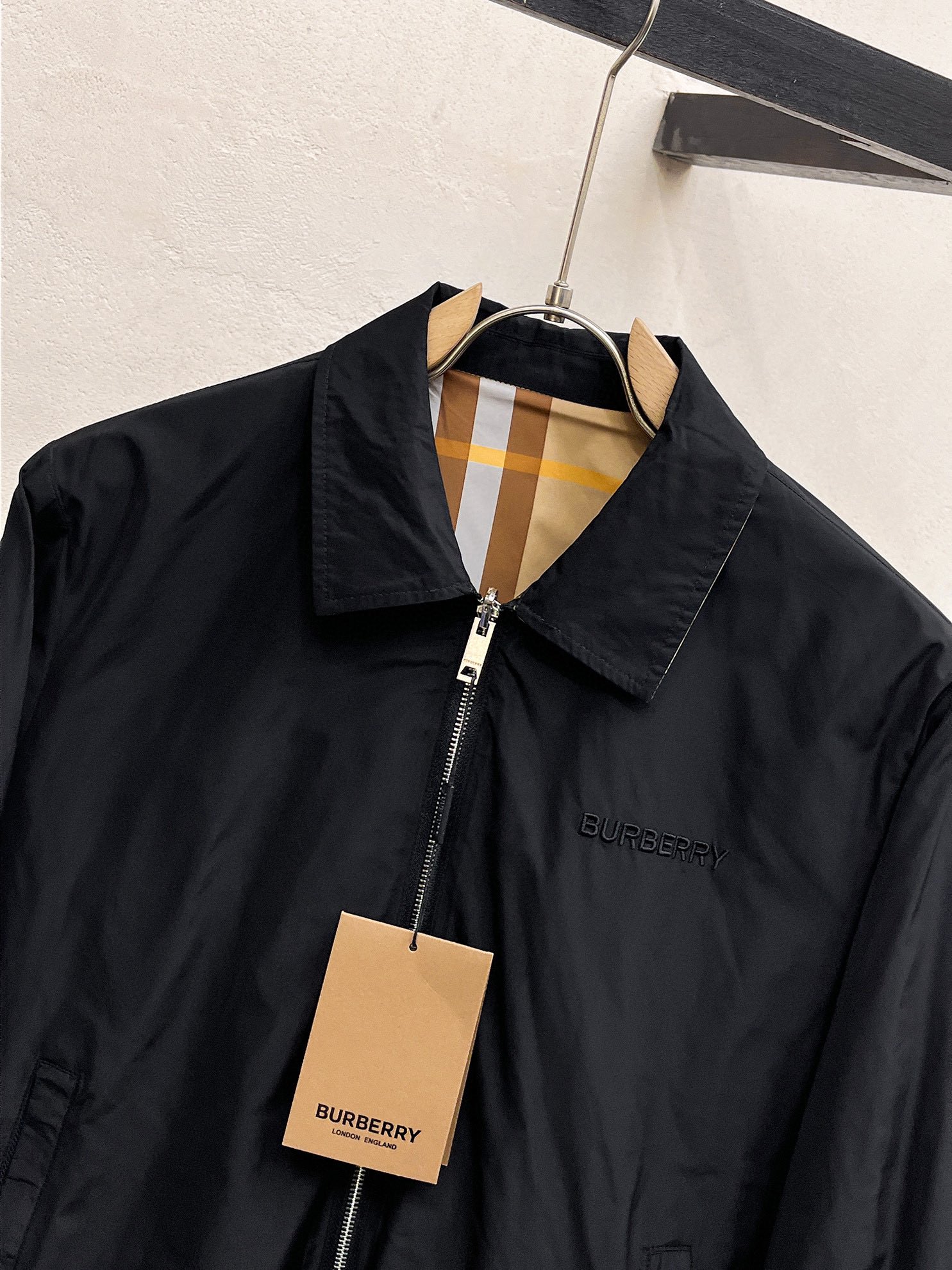 图片[6]-P900 Burberry博柏利 2024秋冬新款双面穿夹克 原版1:1订制五金配件全进口原版定制 欢迎专柜对比 超柔软 超级重工 面料做工杠杠的👍版型完美 注意⚠面料超舒服 独家款 非市场货 男女同款尺码：M-XXXL-高仿包包