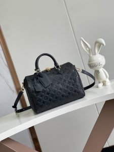 P1280 DYNAMIC CHIP NEW SHIPPING- TOP HIGH VERSION SPEEDY SOFT 30 HANDBAG M47186 BLACK M11323 ALMOND This Speedy Soft 30 handbag refreshes the classic design of the Speedy handbag with a lightweight and soft shape in Monogram Empreinte leather and nubuck cowhide leather lining.Whether you carry it by hand, cross-body, or over the shoulder, the Speedy Soft 30 handbag is a great way to create a trendy look. The soft, lightweight shape is perfect for carrying by hand, crossbody or on the shoulder. Size: 30 x 21 x 17 cm (L x H x W)-High-Fashion Factory