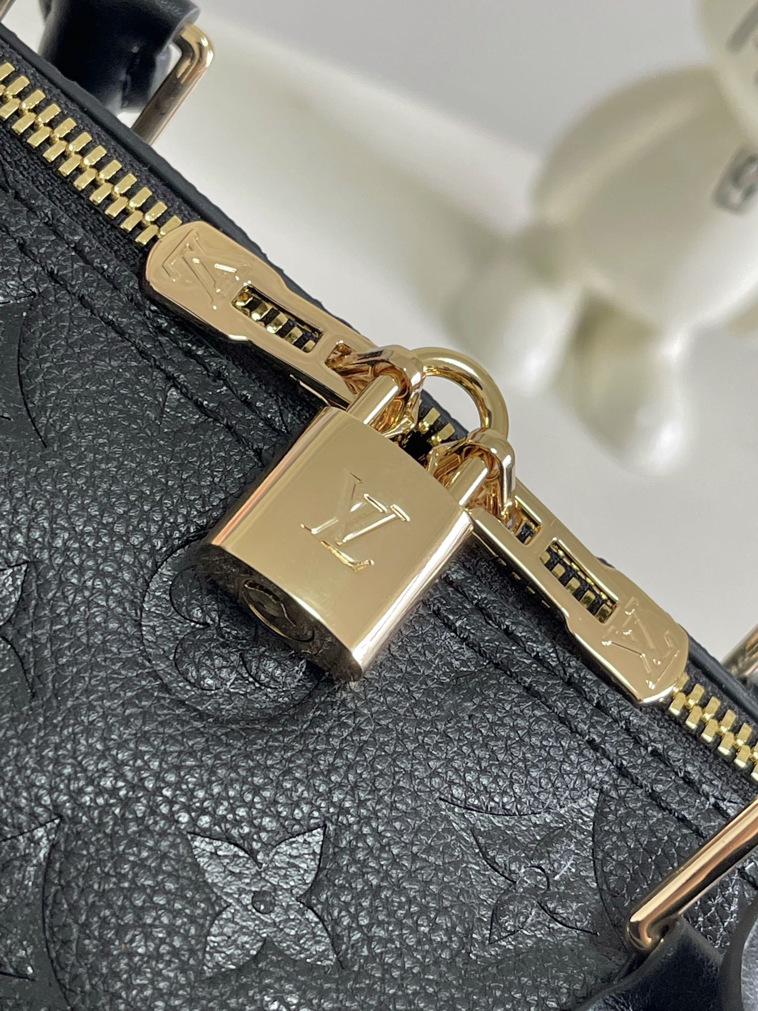 P1280 DYNAMIC CHIP NEW SHIPPING- TOP HIGH VERSION SPEEDY SOFT 30 HANDBAG M47186 BLACK M11323 ALMOND This Speedy Soft 30 handbag refreshes the classic design of the Speedy handbag with a lightweight and soft shape in Monogram Empreinte leather and nubuck cowhide leather lining.Whether you carry it by hand, cross-body, or over the shoulder, the Speedy Soft 30 handbag is a great way to create a trendy look. The soft, lightweight shape is perfect for carrying by hand, crossbody or on the shoulder. Size: 30 x 21 x 17 cm (L x H x W)-High-Fashion Factory