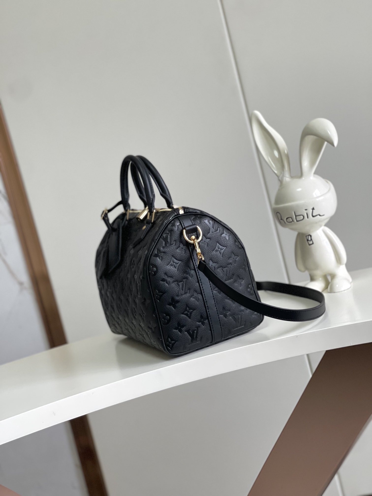 P1280 DYNAMIC CHIP NEW SHIPPING- TOP HIGH VERSION SPEEDY SOFT 30 HANDBAG M47186 BLACK M11323 ALMOND This Speedy Soft 30 handbag refreshes the classic design of the Speedy handbag with a lightweight and soft shape in Monogram Empreinte leather and nubuck cowhide leather lining.Whether you carry it by hand, cross-body, or over the shoulder, the Speedy Soft 30 handbag is a great way to create a trendy look. The soft, lightweight shape is perfect for carrying by hand, crossbody or on the shoulder. Size: 30 x 21 x 17 cm (L x H x W)-High-Fashion Factory