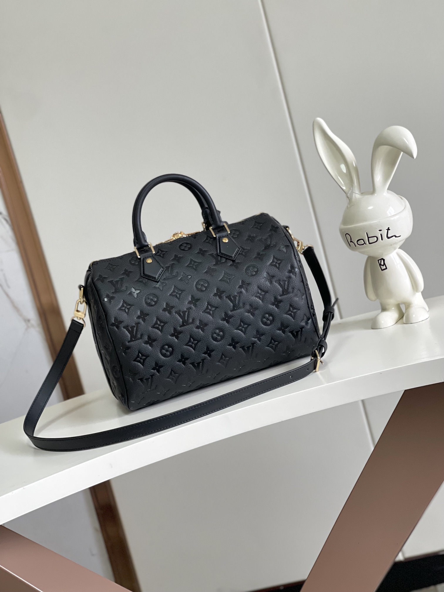 P1280 DYNAMIC CHIP NEW SHIPPING- TOP HIGH VERSION SPEEDY SOFT 30 HANDBAG M47186 BLACK M11323 ALMOND This Speedy Soft 30 handbag refreshes the classic design of the Speedy handbag with a lightweight and soft shape in Monogram Empreinte leather and nubuck cowhide leather lining.Whether you carry it by hand, cross-body, or over the shoulder, the Speedy Soft 30 handbag is a great way to create a trendy look. The soft, lightweight shape is perfect for carrying by hand, crossbody or on the shoulder. Size: 30 x 21 x 17 cm (L x H x W)-High-Fashion Factory