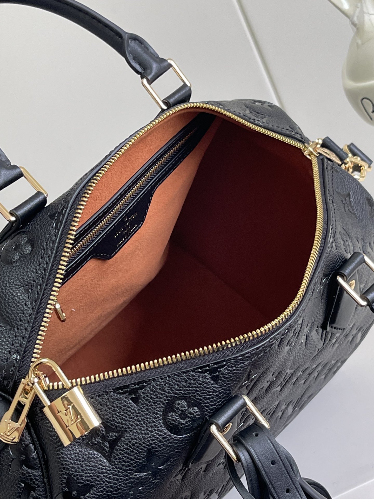 P1280 DYNAMIC CHIP NEW SHIPPING- TOP HIGH VERSION SPEEDY SOFT 30 HANDBAG M47186 BLACK M11323 ALMOND This Speedy Soft 30 handbag refreshes the classic design of the Speedy handbag with a lightweight and soft shape in Monogram Empreinte leather and nubuck cowhide leather lining.Whether you carry it by hand, cross-body, or over the shoulder, the Speedy Soft 30 handbag is a great way to create a trendy look. The soft, lightweight shape is perfect for carrying by hand, crossbody or on the shoulder. Size: 30 x 21 x 17 cm (L x H x W)-High-Fashion Factory