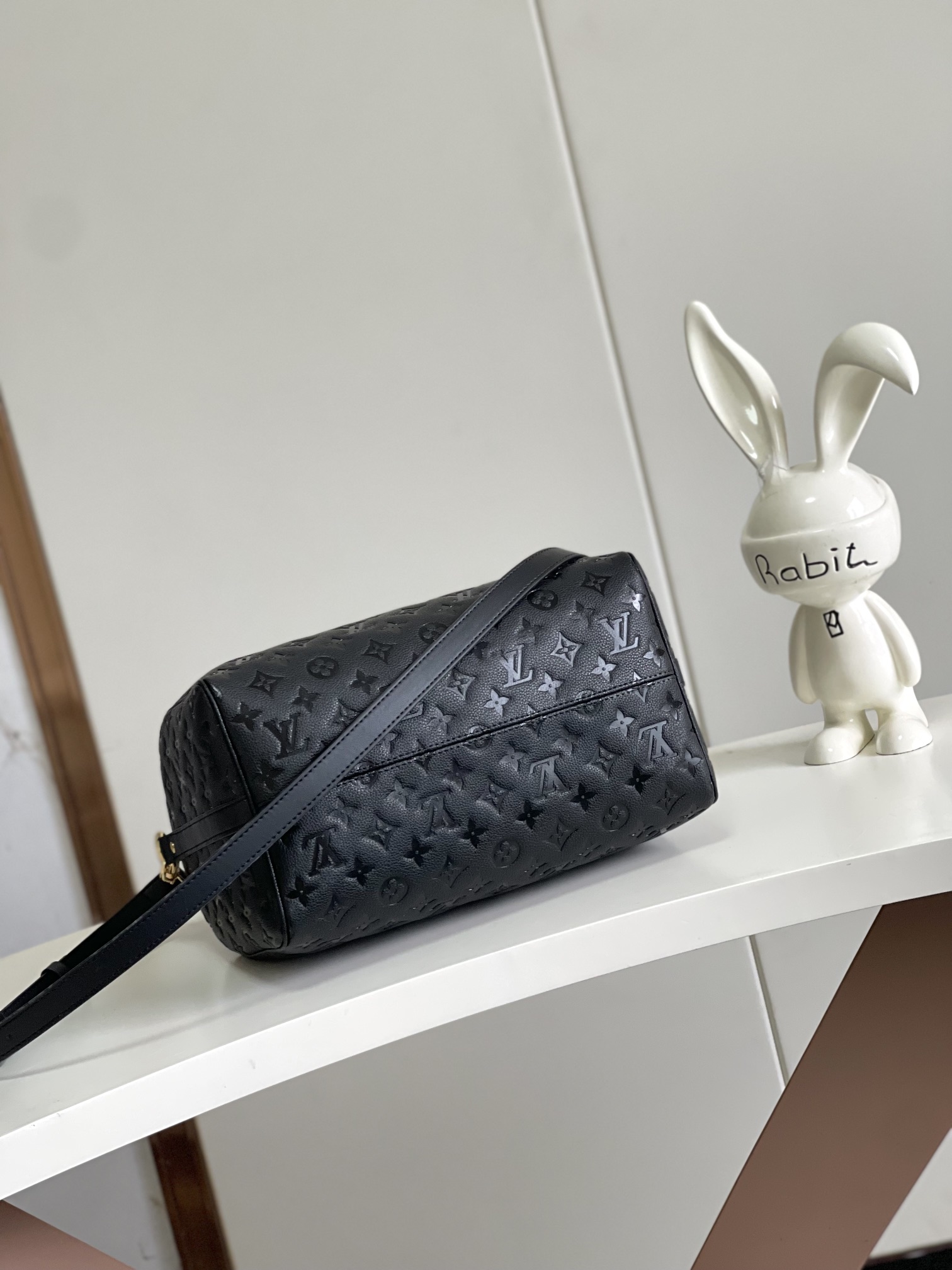 P1280 DYNAMIC CHIP NEW SHIPPING- TOP HIGH VERSION SPEEDY SOFT 30 HANDBAG M47186 BLACK M11323 ALMOND This Speedy Soft 30 handbag refreshes the classic design of the Speedy handbag with a lightweight and soft shape in Monogram Empreinte leather and nubuck cowhide leather lining.Whether you carry it by hand, cross-body, or over the shoulder, the Speedy Soft 30 handbag is a great way to create a trendy look. The soft, lightweight shape is perfect for carrying by hand, crossbody or on the shoulder. Size: 30 x 21 x 17 cm (L x H x W)-High-Fashion Factory