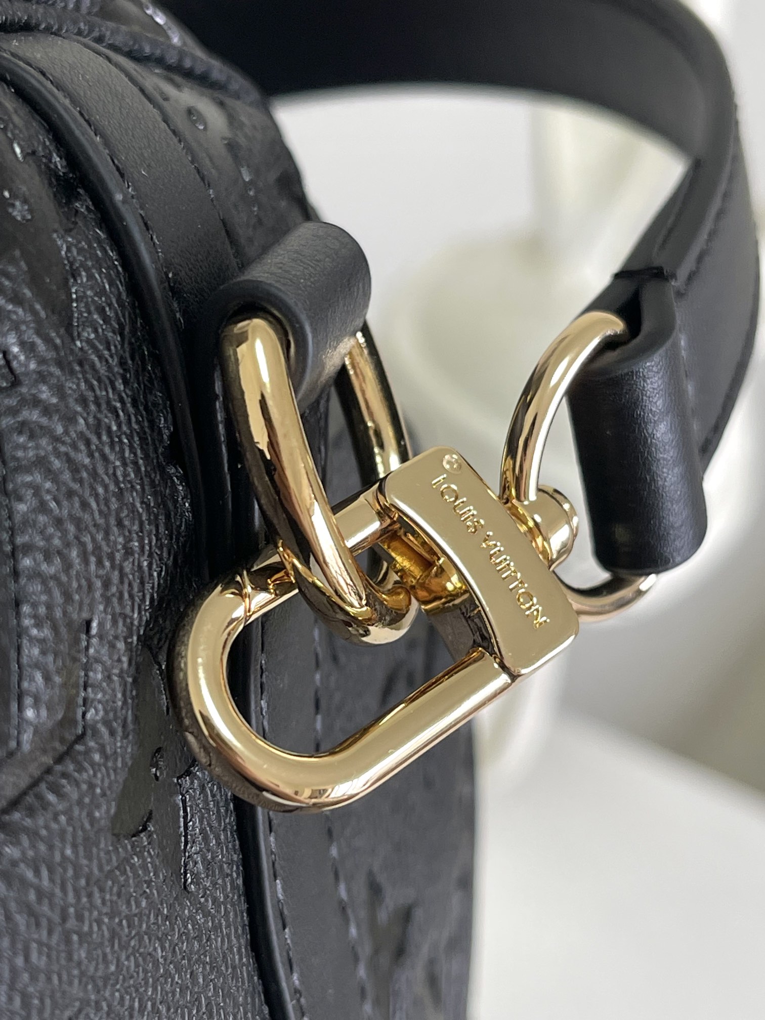 P1280 DYNAMIC CHIP NEW SHIPPING- TOP HIGH VERSION SPEEDY SOFT 30 HANDBAG M47186 BLACK M11323 ALMOND This Speedy Soft 30 handbag refreshes the classic design of the Speedy handbag with a lightweight and soft shape in Monogram Empreinte leather and nubuck cowhide leather lining.Whether you carry it by hand, cross-body, or over the shoulder, the Speedy Soft 30 handbag is a great way to create a trendy look. The soft, lightweight shape is perfect for carrying by hand, crossbody or on the shoulder. Size: 30 x 21 x 17 cm (L x H x W)-High-Fashion Factory