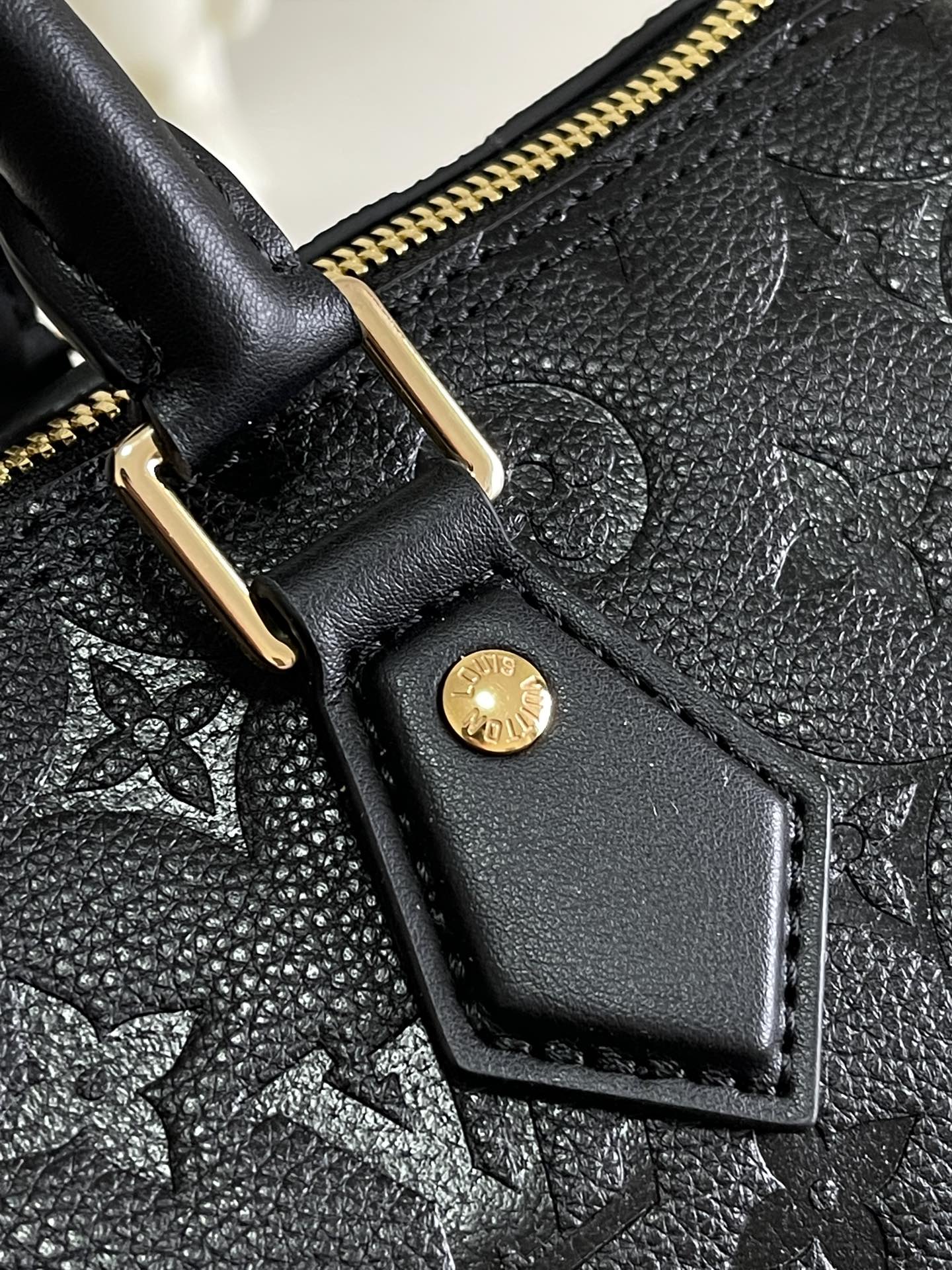 P1280 DYNAMIC CHIP NEW SHIPPING- TOP HIGH VERSION SPEEDY SOFT 30 HANDBAG M47186 BLACK M11323 ALMOND This Speedy Soft 30 handbag refreshes the classic design of the Speedy handbag with a lightweight and soft shape in Monogram Empreinte leather and nubuck cowhide leather lining.Whether you carry it by hand, cross-body, or over the shoulder, the Speedy Soft 30 handbag is a great way to create a trendy look. The soft, lightweight shape is perfect for carrying by hand, crossbody or on the shoulder. Size: 30 x 21 x 17 cm (L x H x W)-High-Fashion Factory