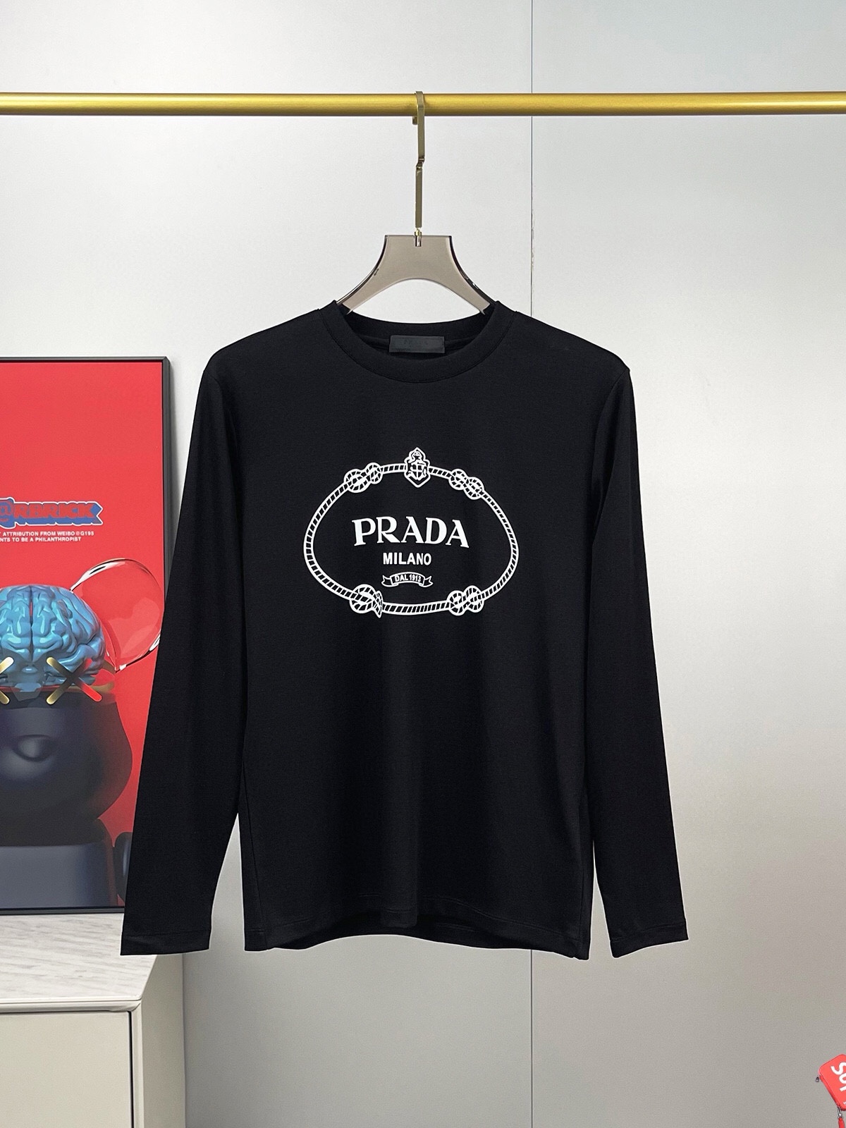图片[3]-P440 Prada普拉达  最大穿240斤 重磅推荐！ 2024秋冬款专柜最新款长袖圆领T恤 高端订制 秋冬单穿打底都非常出色 设计前卫！经典品牌logo点缀重工设计 高端订制天丝棉面料.手感柔软.穿着舒适.专柜级别精致车线.做工精细.上身效果无敌帅气！型男必备单品！码数：M-6XL（178 140斤穿L 最大穿240斤）-高仿包包