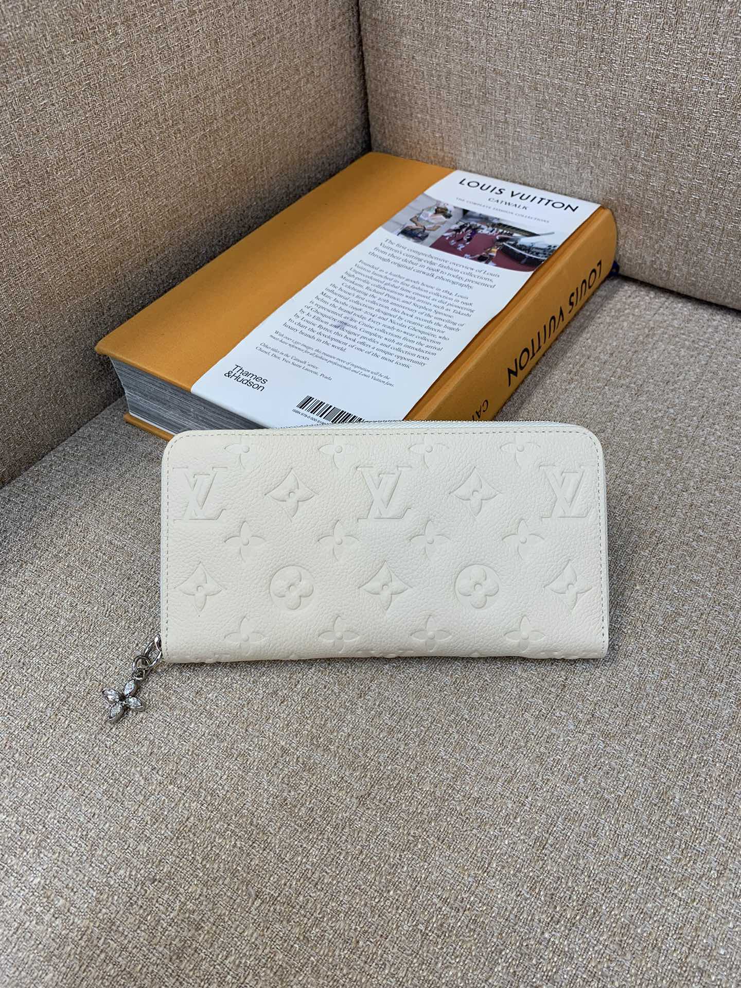 M12680 BeigeL*SKI's "Purse Claire" with a glossy finish. The season's unique azure-frost color creates a sophisticated atmosphere. Monogram/flower charm size: 11x8.5x3.5cm
