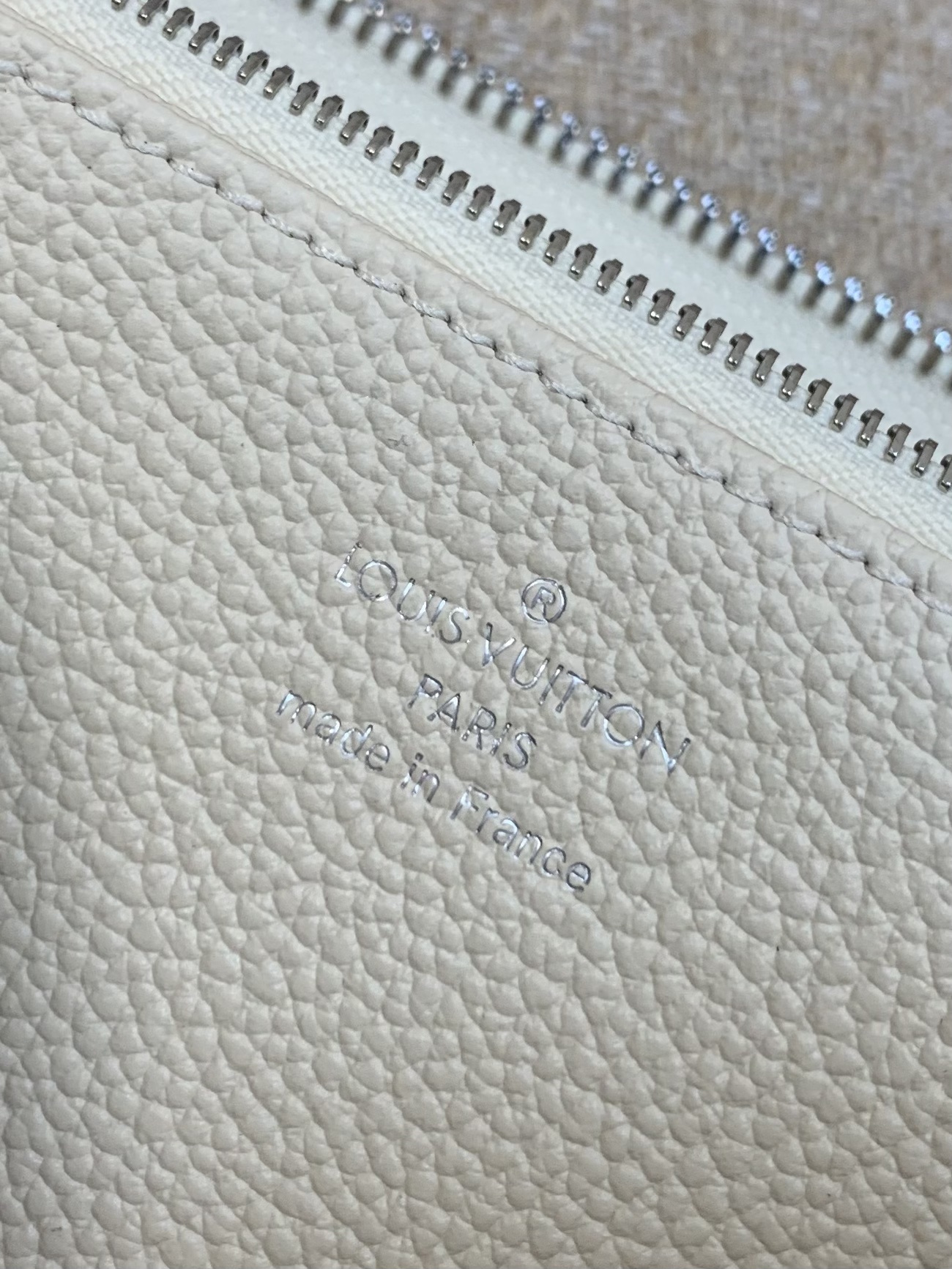 M12680 BeigeL*SKI's "Purse Claire" with a glossy finish. The season's unique azure-frost color creates a sophisticated atmosphere. Monogram/flower charm size: 11x8.5x3.5cm
