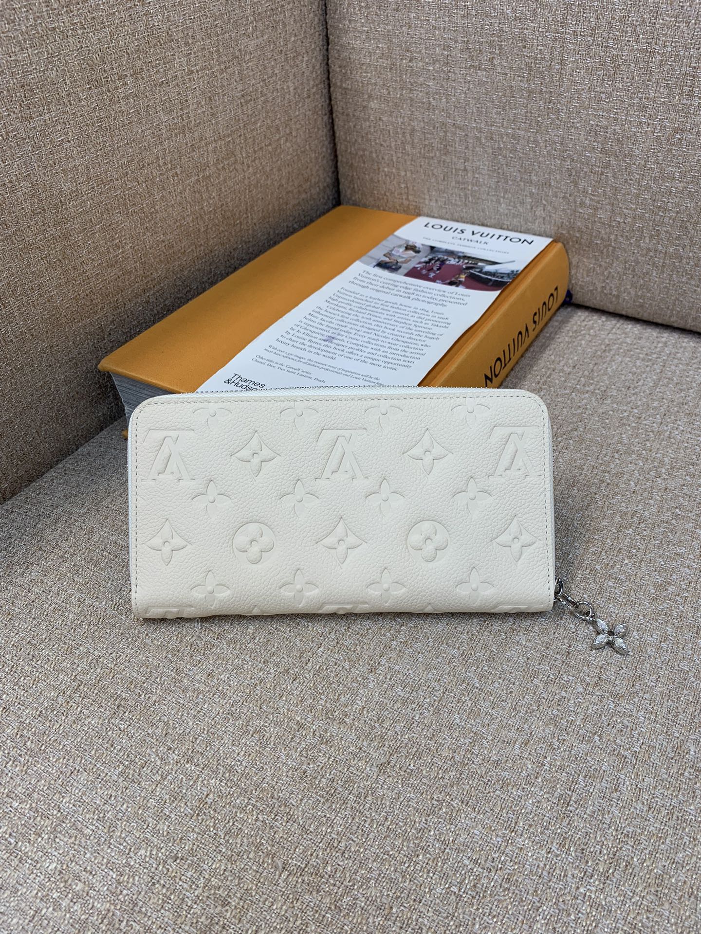 M12680 BeigeL*SKI's "Purse Claire" with a glossy finish. The season's unique azure-frost color creates a sophisticated atmosphere. Monogram/flower charm size: 11x8.5x3.5cm