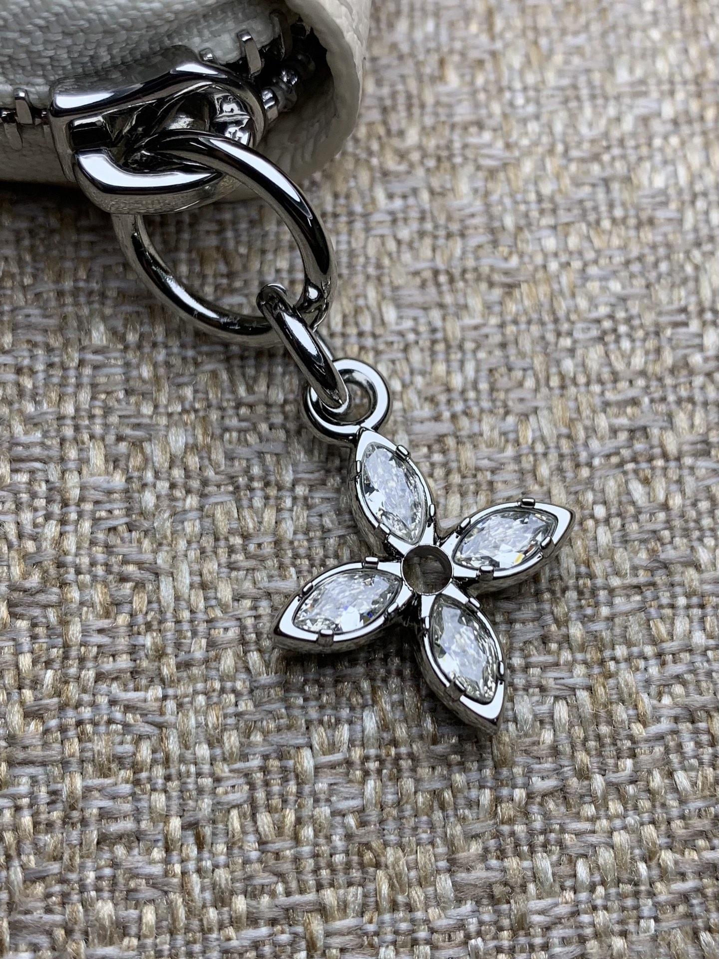 M12680 BeigeL*SKI's "Purse Claire" with a glossy finish. The season's unique azure-frost color creates a sophisticated atmosphere. Monogram/flower charm size: 11x8.5x3.5cm