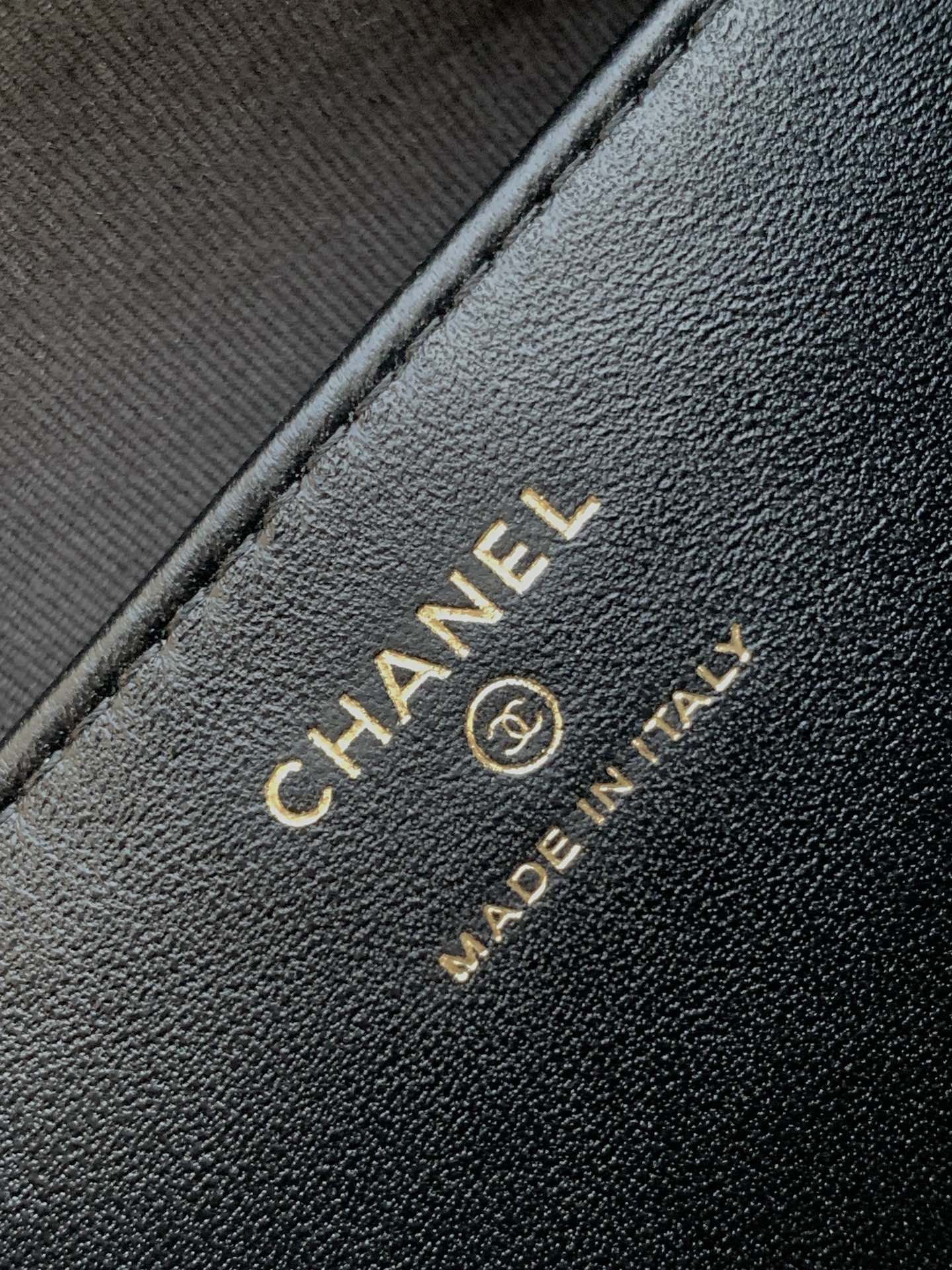 图片[9]-Chanel 25 Cruise|相机包
感党它可以成一↑痛包圏越替
容量可以说是很可了放了手霜纸巾湿巾口红车钥匙家门钥匙药手机还能放下更多前面口袋可以放下iphone15或大一点的手机
虽然写着褶皱小羊皮但是没觉得褶皱希望用多了会褶皱感觉褶皱更好看图图
款号AP8698
尺寸15-21-7
配包装-高仿包包