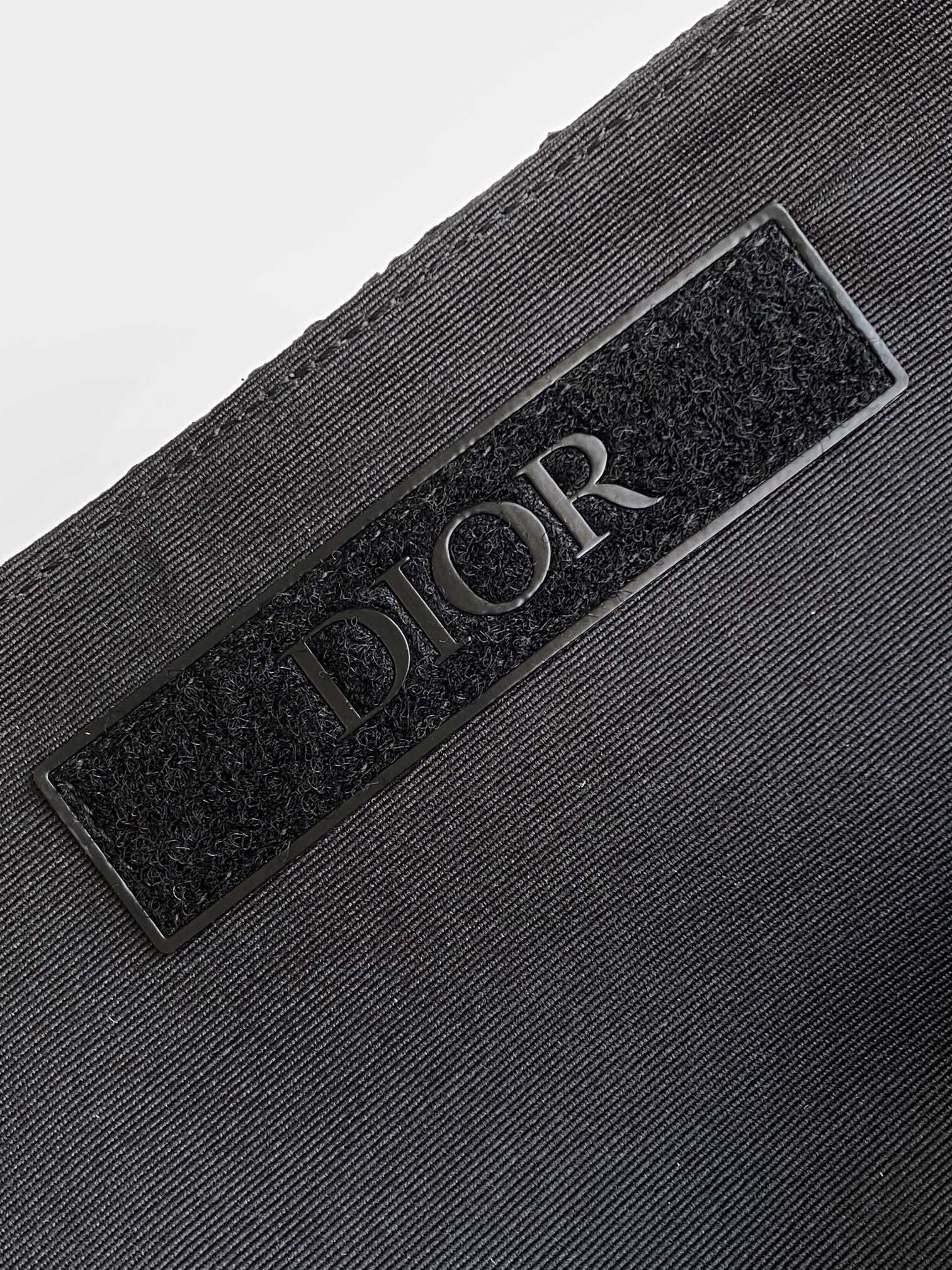 The Dior 8 roll-top backpack, a new addition to the Spring 2025 menswear collection, is stylish and functional, crafted from materials such as black Oblique printed fabric and enhanced with a self-buckle flap with Dior 8 buckle. The front, adorned with the Dior logo, features a spacious main compartment, two slash pockets, and two mesh fabric side pockets for practical use and to add the finishing touch to a casual look Body: cotton Technical fabricBull leatherLining: CottonTechnical fabricBull leather main compartment with self-fastening flap and Dior 8 buckleInterior flat computer compartmentInterior slit pocketsSide mesh fabric pocketsLeather top handlesAdjustable padded shoulder strapPadded mesh fabric backDior logo on frontMetal overlayBrass Dior logo on frontDior logo embossed on interiorInterior Dior embossingPackage with dust bagSize: 39 x 42 x 13 cm (L x H x W) 13 cm (L x H x W)Main compartment for 1 15-inch laptop, A4 documents and 1 tabletSide pockets for various cell phone modelsNo. 1ESBA216YK-High-Fashion Factory