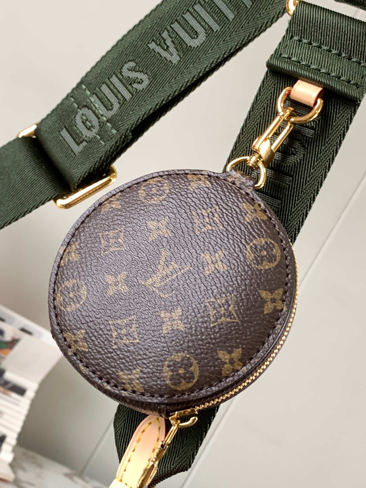 图片[7]-p1460

MULTI POCHETTE ACCESSORIES 手袋
型号：M44813绿色
材料：A级全钢五金进口原厂面料
包装：全套原厂免税M博柏利装
尺寸：24x16x6cm-高仿包包