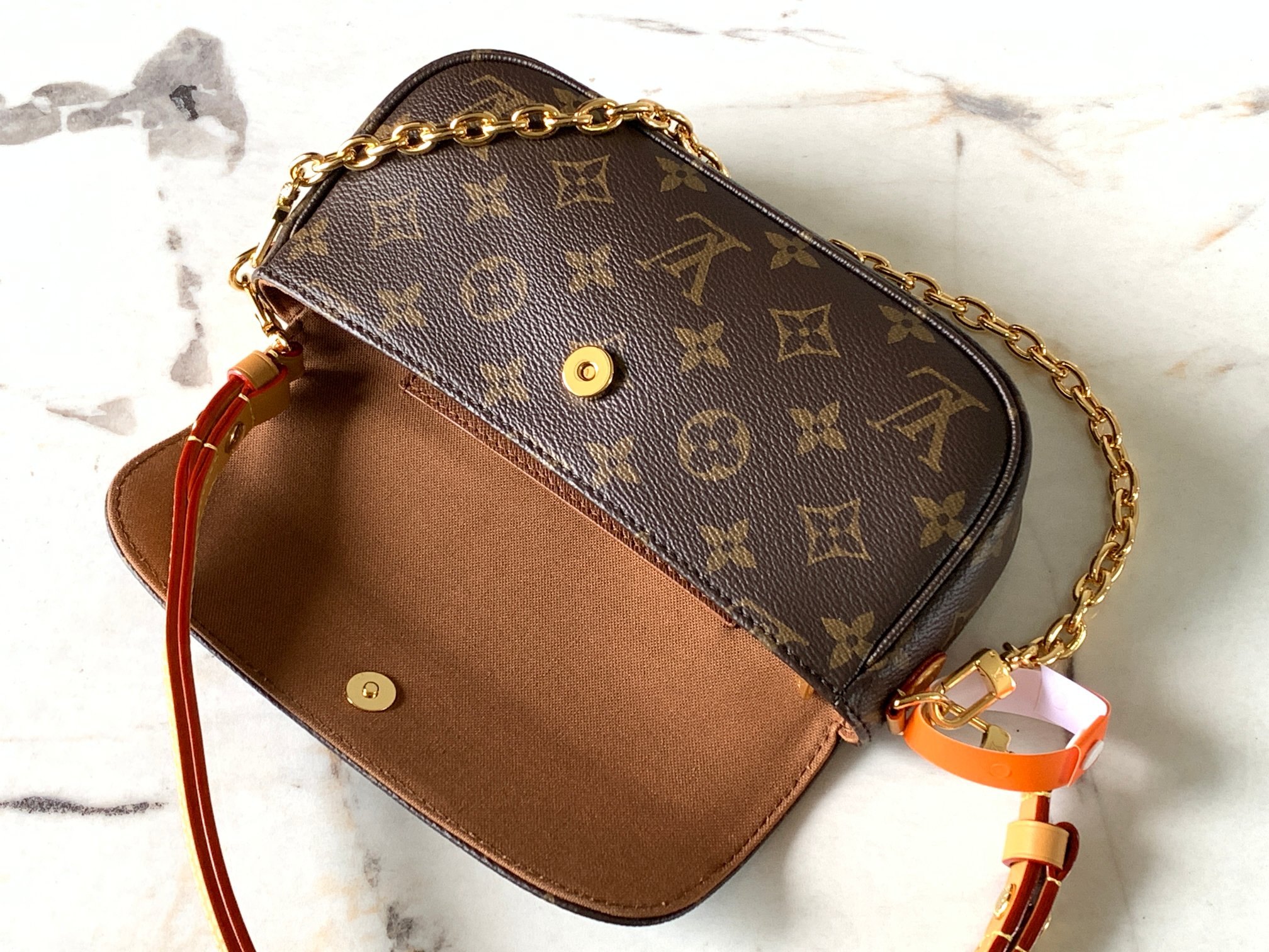 图片[6]-P1160

Sac Recoleta 手袋
型号：M81911
材料：A级全钢五金进口原厂面料
包装：全套原厂免税M博柏利装
尺寸：23.5x12x4.3cm-高仿包包