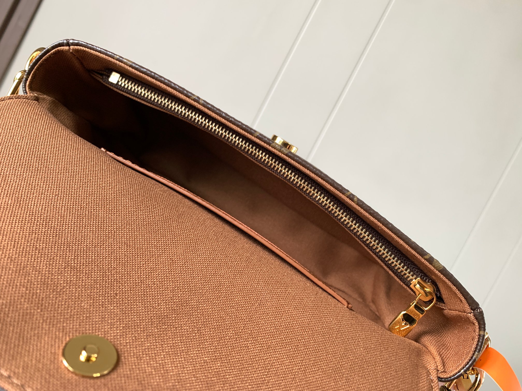 图片[8]-P1160

Sac Recoleta 手袋
型号：M81911
材料：A级全钢五金进口原厂面料
包装：全套原厂免税M博柏利装
尺寸：23.5x12x4.3cm-高仿包包