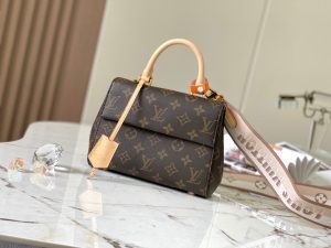 p1600

CLUNY 迷你手袋
型号：M46055
材料：A级全钢五金进口原厂面料
包装：全套原厂免税M博柏利装
尺寸：20x16x7.5CM-高仿包包