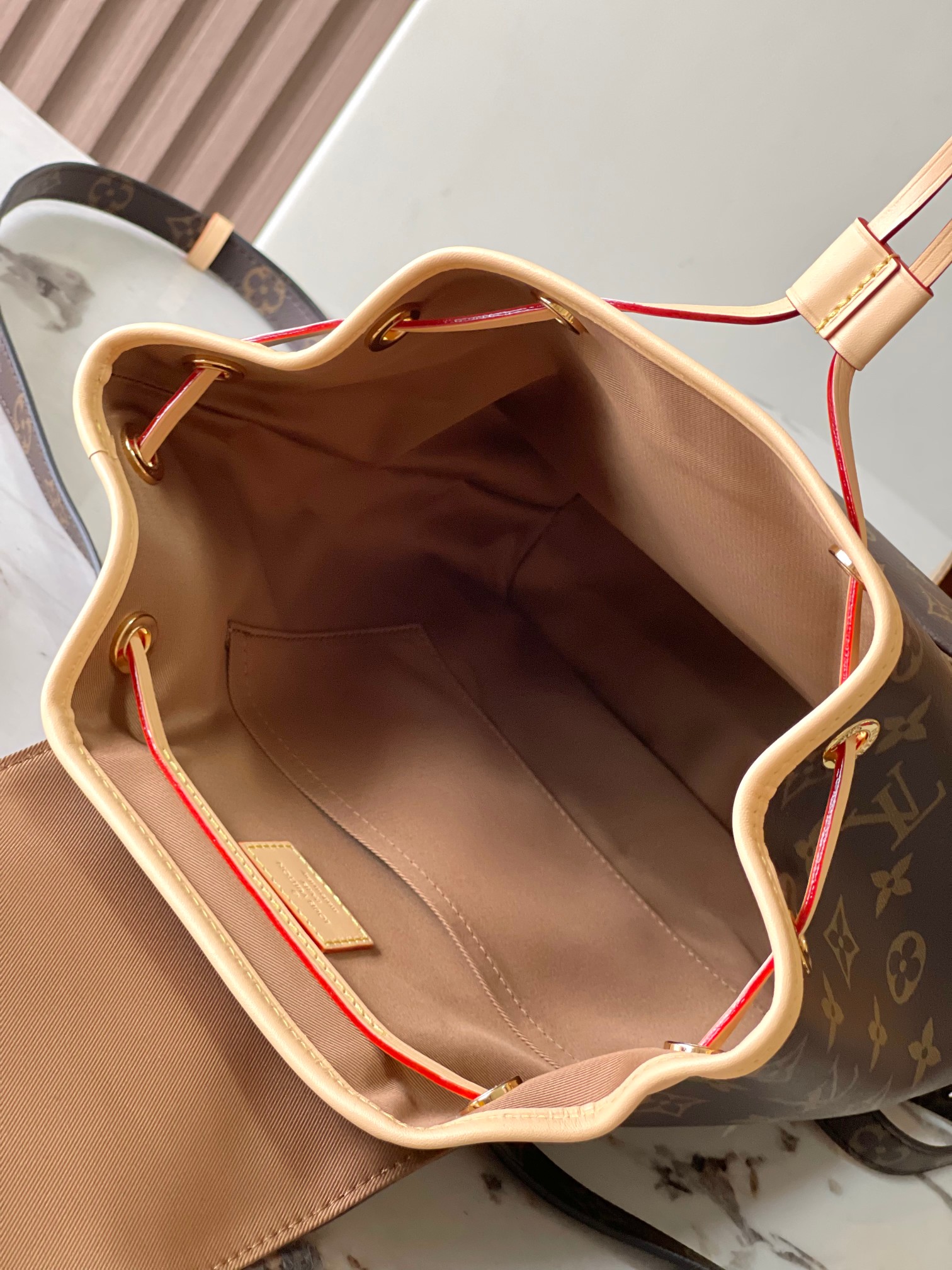 图片[9]-p1660

Monclertsouris Mini 老花双肩背包 
型号：M11198老花动态芯片
材料：A级全钢五金进口原厂面料
包装：全套原厂免税M博柏利装
尺寸：28*30*18CM-高仿包包