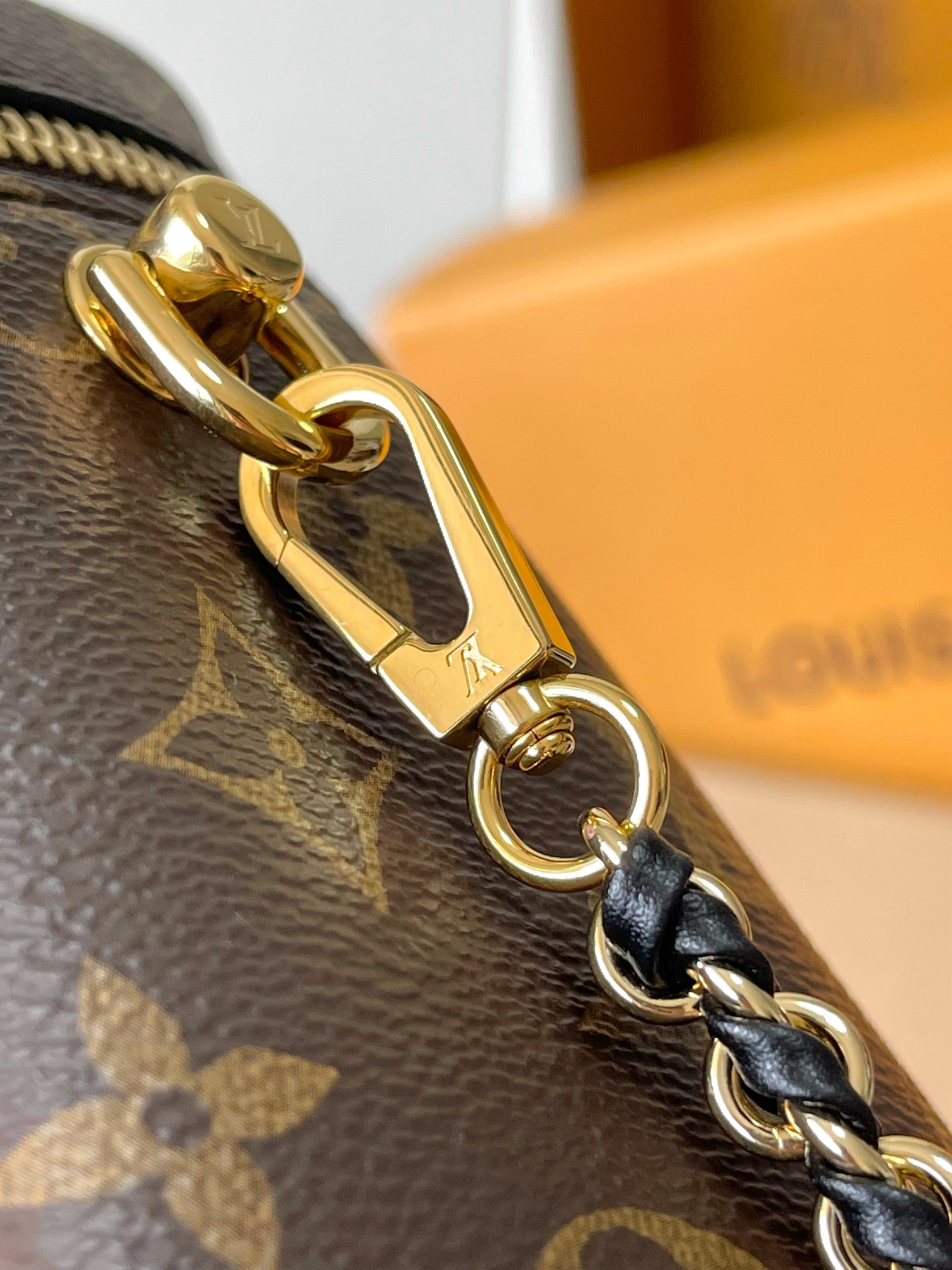 图片[6]-p1600

VANITY CHAIN POUCH 手袋
型号：M47128
材料：A级全钢五金进口原厂面料
包装：全套原厂免税M博柏利装
尺寸：19×11.5×6.5cm-高仿包包