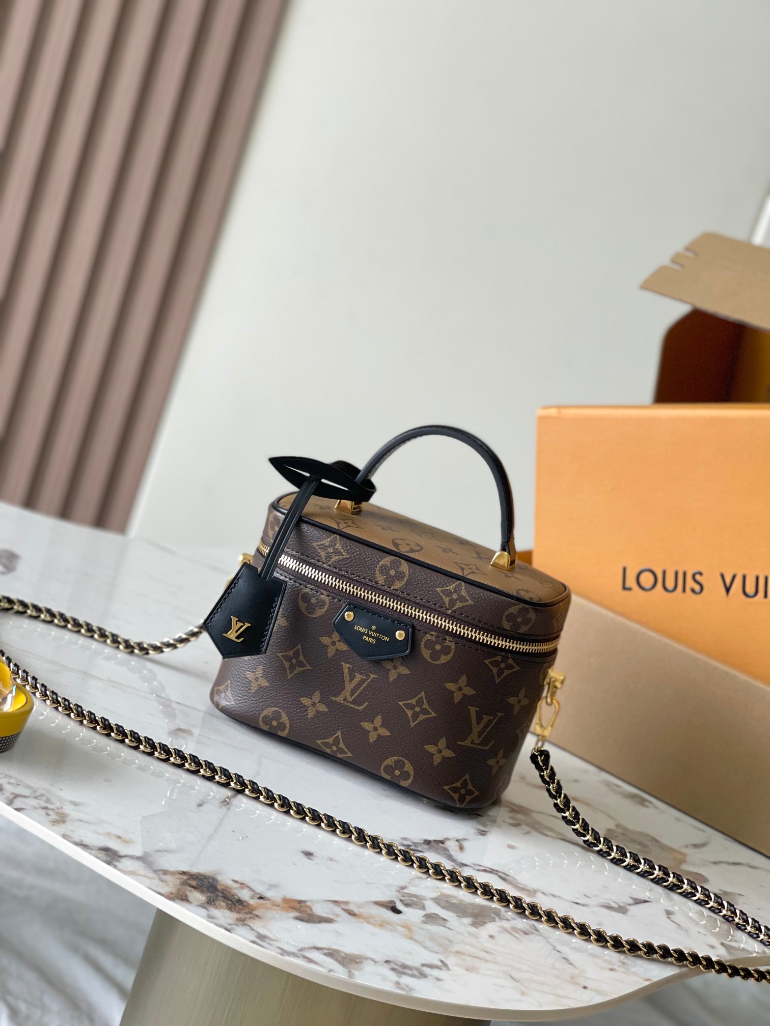 p1600

VANITY CHAIN POUCH 手袋
型号：M47128
材料：A级全钢五金进口原厂面料
包装：全套原厂免税M博柏利装
尺寸：19×11.5×6.5cm-高仿包包