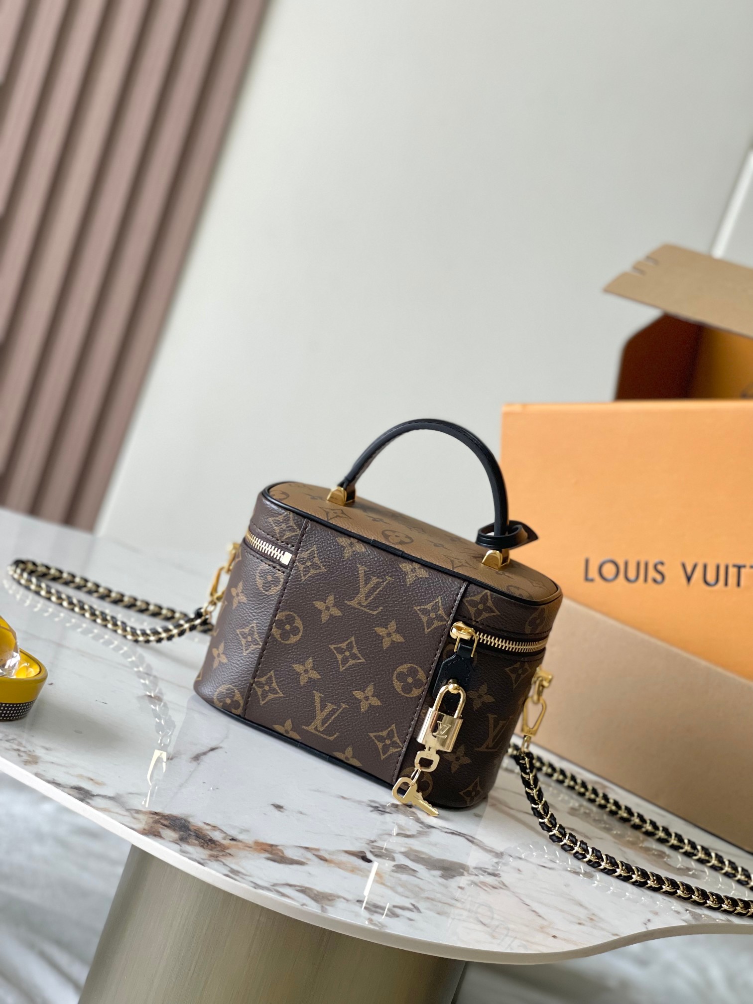 图片[3]-p1600

VANITY CHAIN POUCH 手袋
型号：M47128
材料：A级全钢五金进口原厂面料
包装：全套原厂免税M博柏利装
尺寸：19×11.5×6.5cm-高仿包包