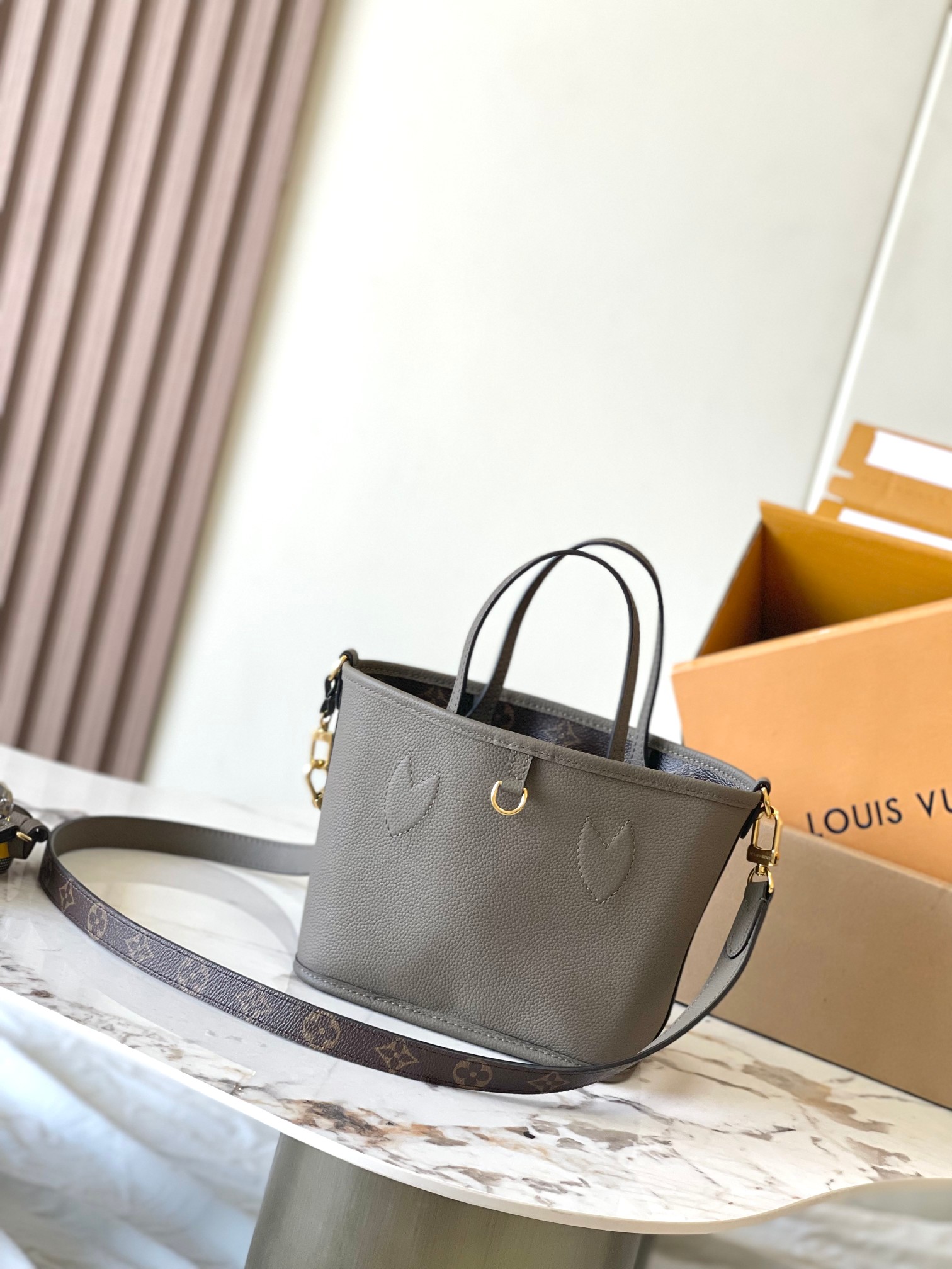 图片[4]-p1860

 Neverfull Bandouliere Inside Out BB 手袋本季演绎经典设计的双面版本
型号：M12109大象灰
材料：A级全钢五金进口原厂牛皮
包装：全套原厂免税M博柏利装
尺寸：24*14*9CM-高仿包包