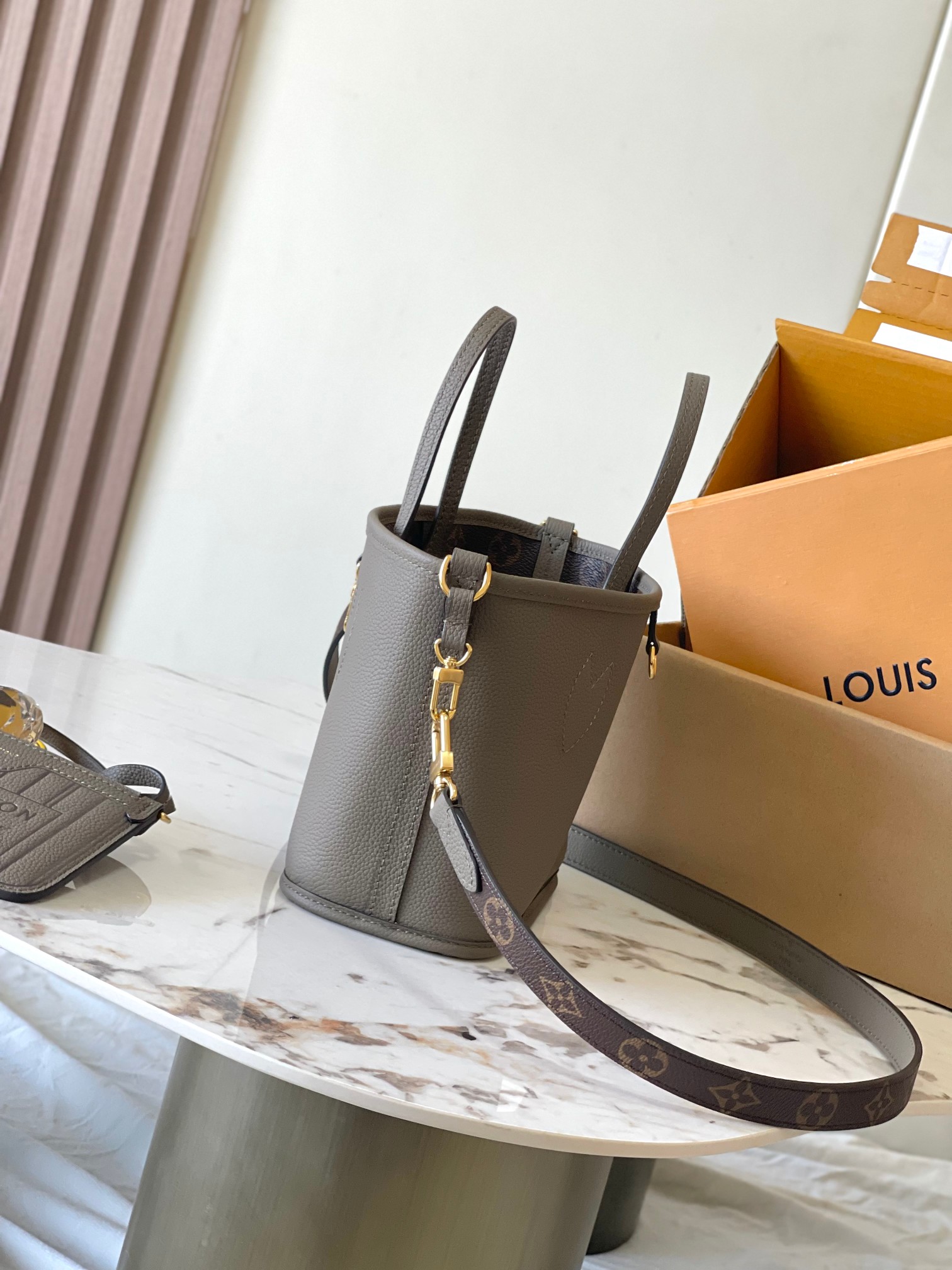 图片[3]-p1860

 Neverfull Bandouliere Inside Out BB 手袋本季演绎经典设计的双面版本
型号：M12109大象灰
材料：A级全钢五金进口原厂牛皮
包装：全套原厂免税M博柏利装
尺寸：24*14*9CM-高仿包包