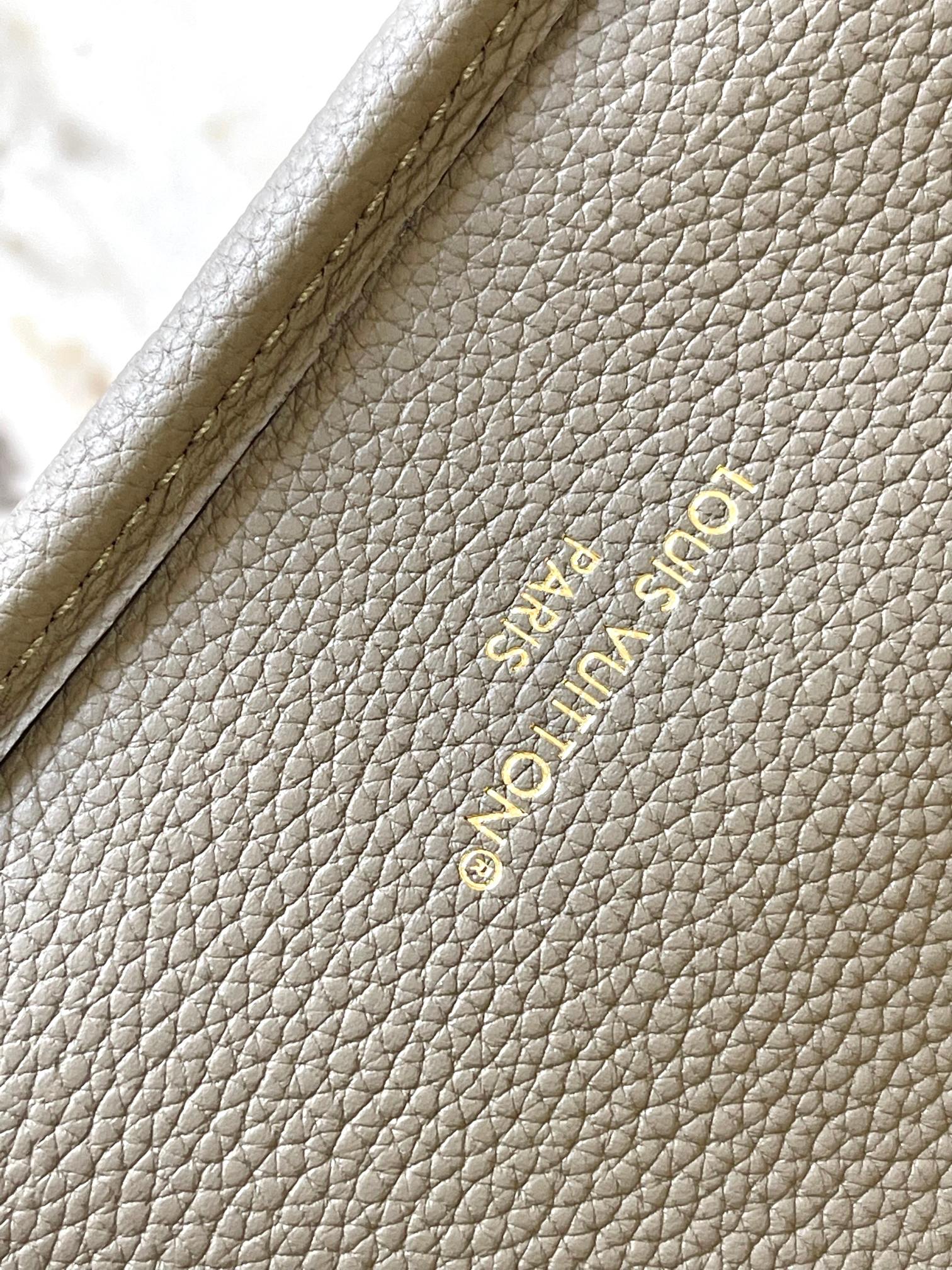 图片[6]-p1860

 Neverfull Bandouliere Inside Out BB 手袋本季演绎经典设计的双面版本
型号：M12109大象灰
材料：A级全钢五金进口原厂牛皮
包装：全套原厂免税M博柏利装
尺寸：24*14*9CM-高仿包包