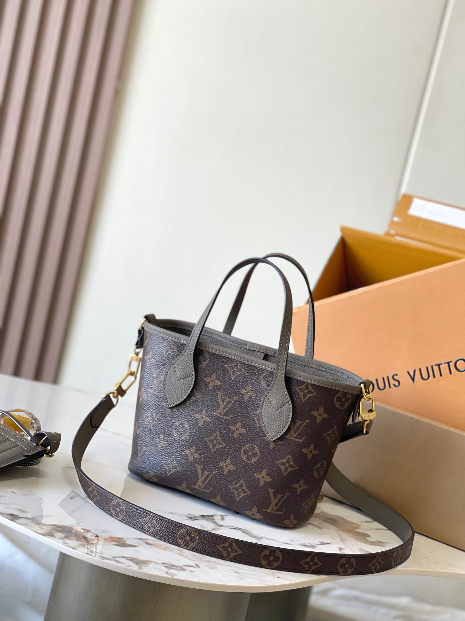 图片[2]-p1860

 Neverfull Bandouliere Inside Out BB 手袋本季演绎经典设计的双面版本
型号：M12109大象灰
材料：A级全钢五金进口原厂牛皮
包装：全套原厂免税M博柏利装
尺寸：24*14*9CM-高仿包包