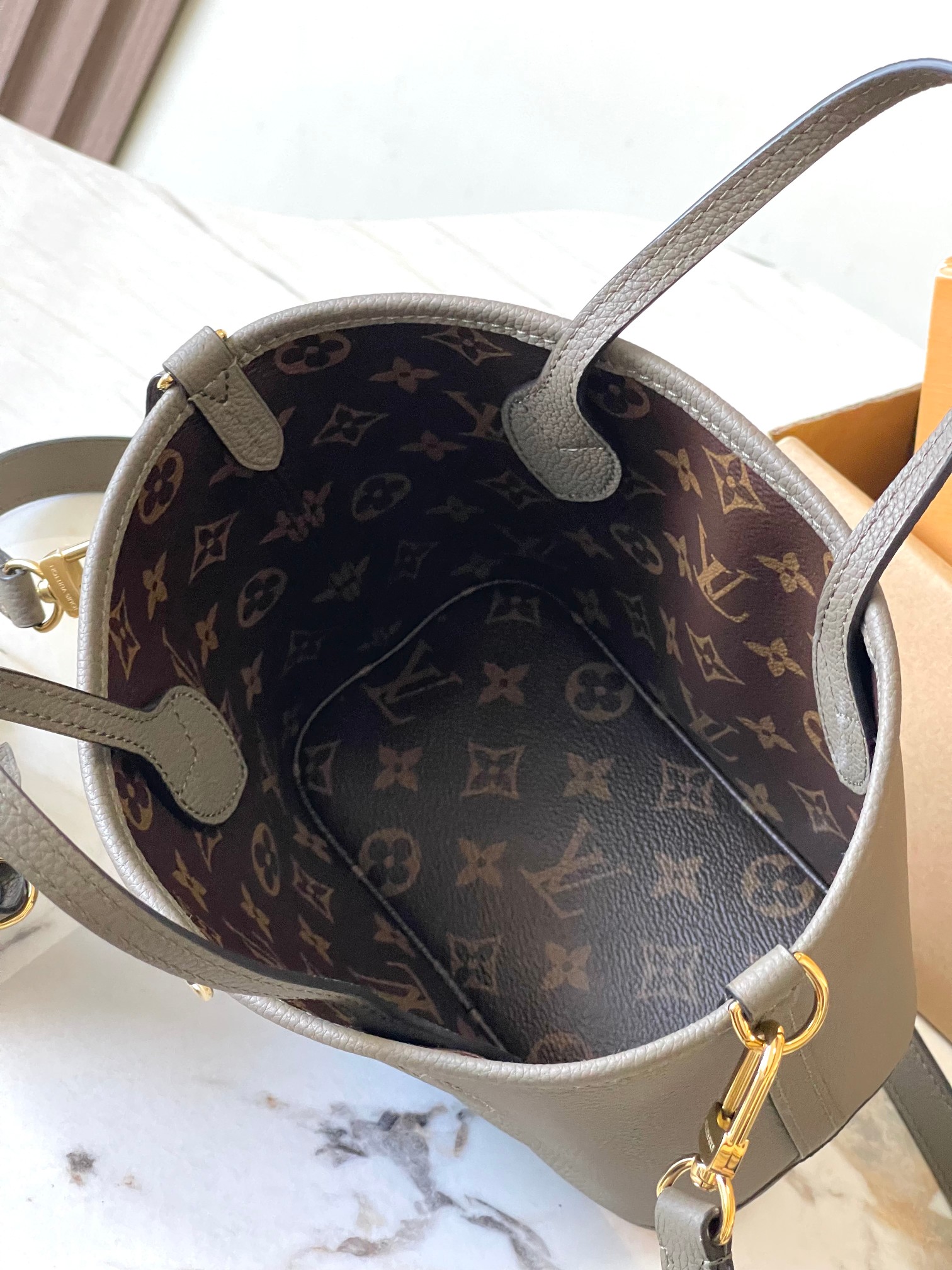 图片[9]-p1860

 Neverfull Bandouliere Inside Out BB 手袋本季演绎经典设计的双面版本
型号：M12109大象灰
材料：A级全钢五金进口原厂牛皮
包装：全套原厂免税M博柏利装
尺寸：24*14*9CM-高仿包包