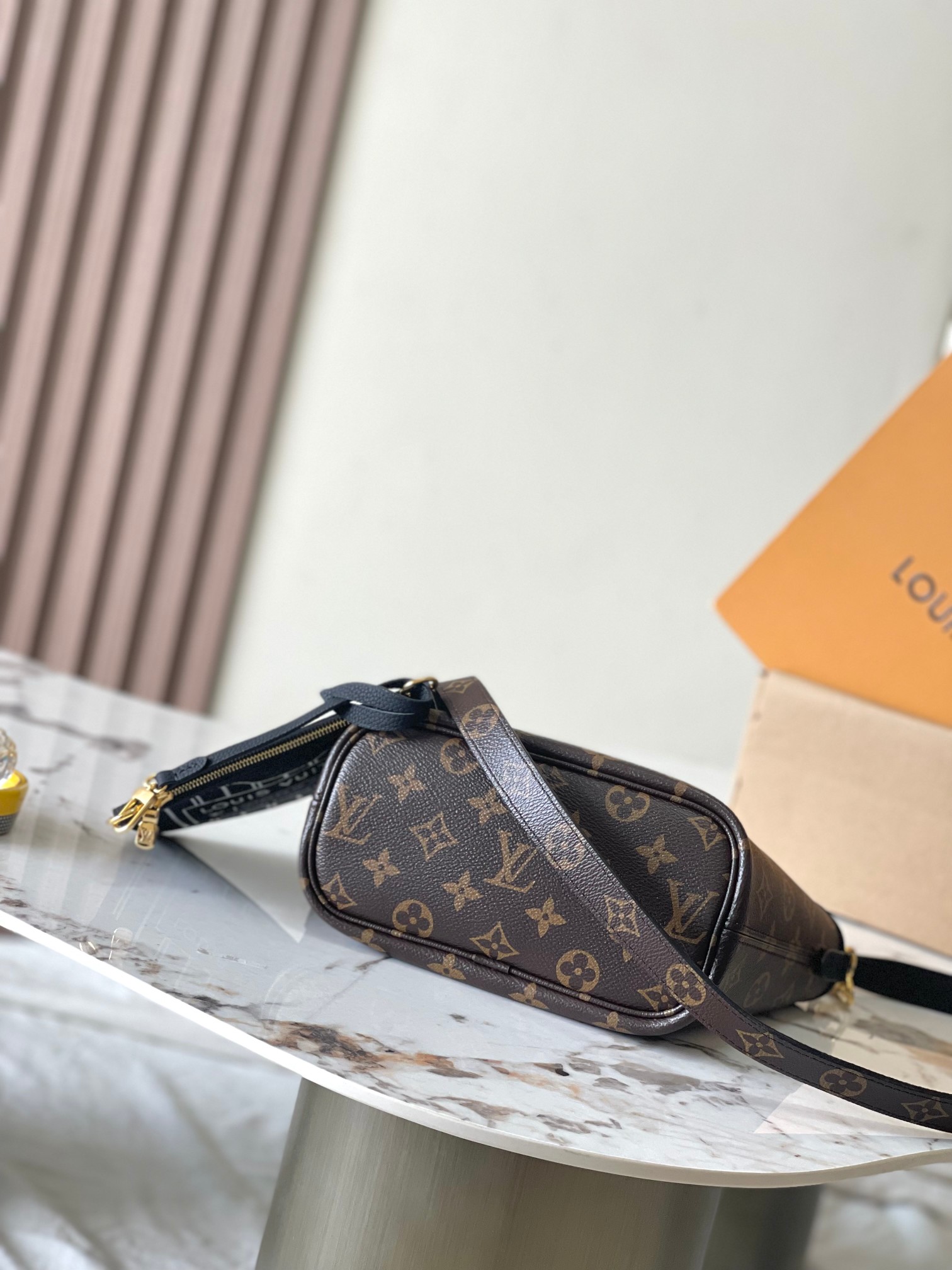 图片[4]-p1860

 Neverfull Bandouliere Inside Out BB 手袋本季演绎经典设计的双面版本
型号：M12099黑色
材料：A级全钢五金进口原厂牛皮
包装：全套原厂免税M博柏利装
尺寸：24*14*9CM-高仿包包