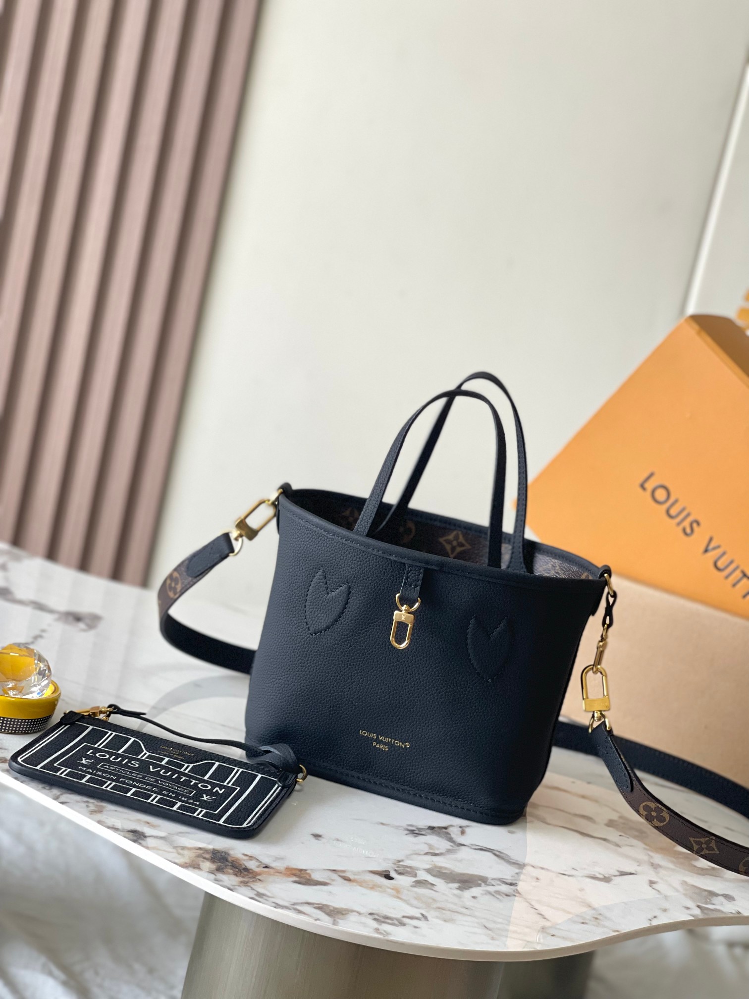 图片[5]-p1860

 Neverfull Bandouliere Inside Out BB 手袋本季演绎经典设计的双面版本
型号：M12099黑色
材料：A级全钢五金进口原厂牛皮
包装：全套原厂免税M博柏利装
尺寸：24*14*9CM-高仿包包