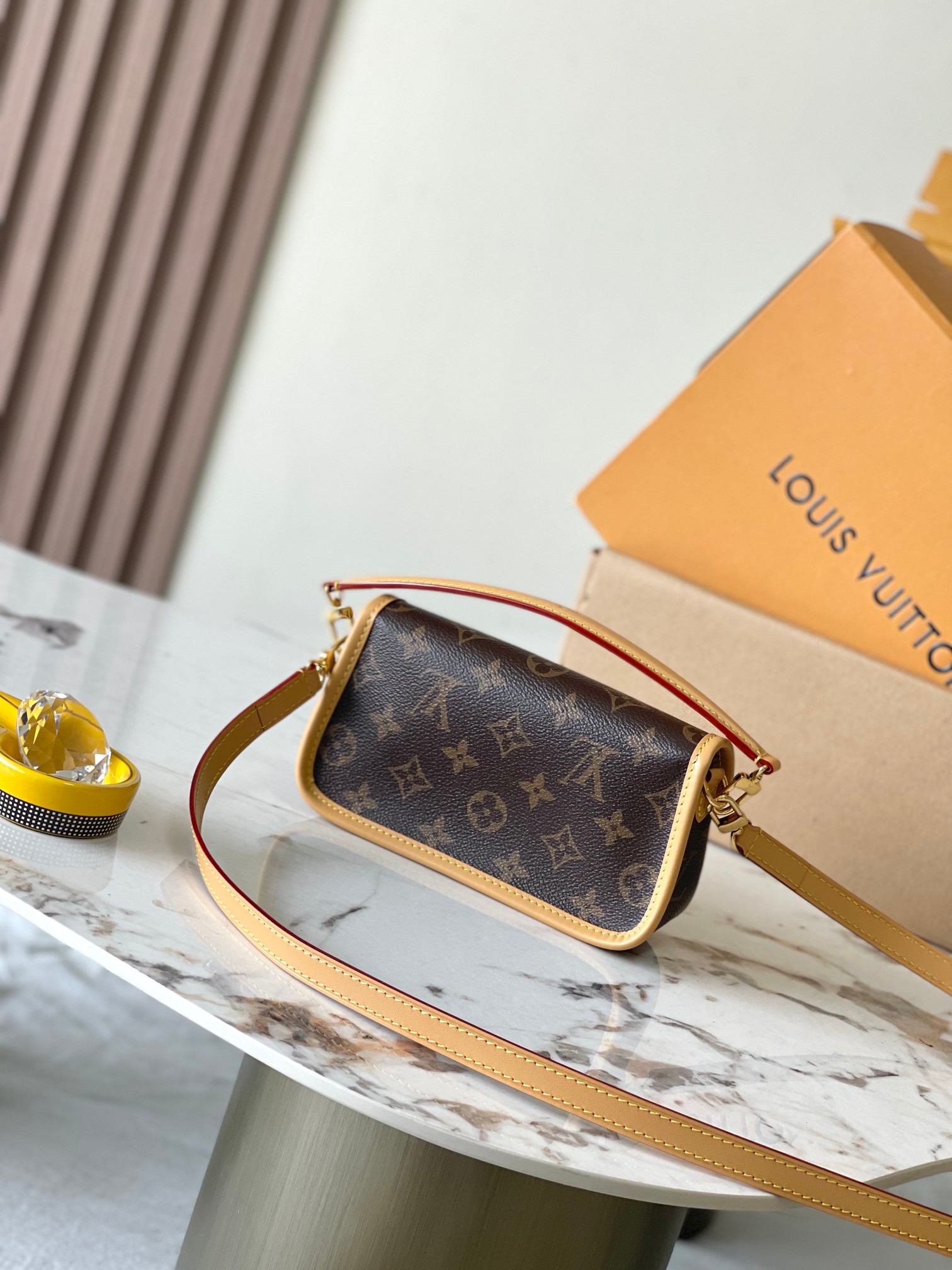 p1560 this Nano Diane handbags concentrated Diane handbags conformation Model: M8356683298 Material: A grade all-steel hardware imported original fabrics Packaging: a full set of the original duty-free M Berberi installed Size: 19 * 10.5 * 6CM-high replica bags