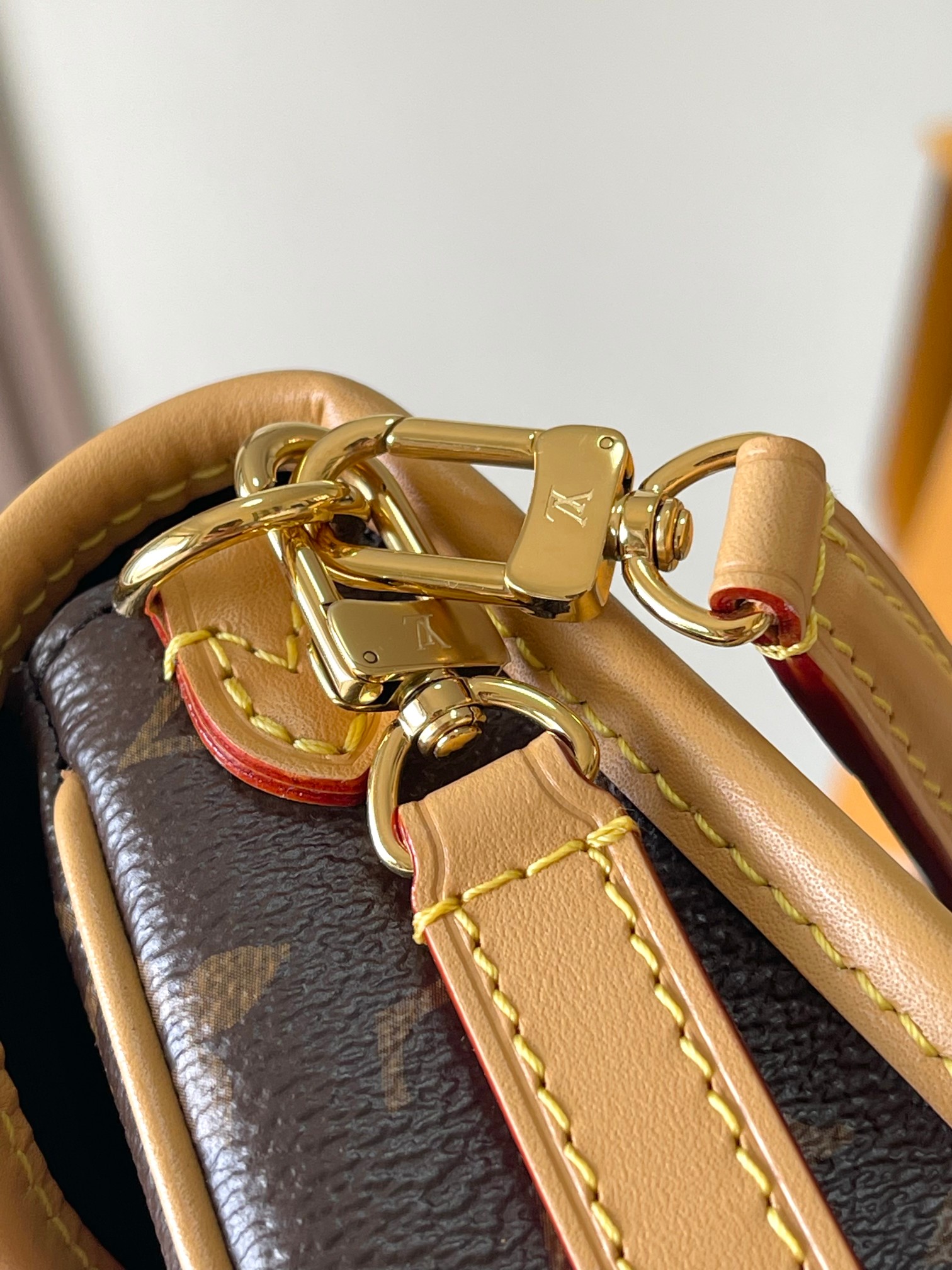 p1560 this Nano Diane handbags concentrated Diane handbags conformation Model: M8356683298 Material: A grade all-steel hardware imported original fabrics Packaging: a full set of the original duty-free M Berberi installed Size: 19 * 10.5 * 6CM-high replica bags