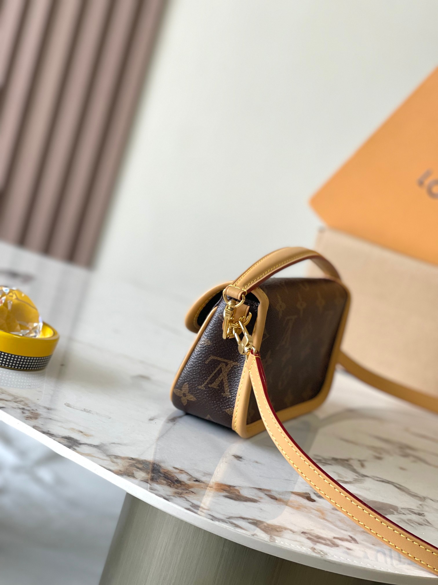 p1560 this Nano Diane handbags concentrated Diane handbags conformation Model: M8356683298 Material: A grade all-steel hardware imported original fabrics Packaging: a full set of the original duty-free M Berberi installed Size: 19 * 10.5 * 6CM-high replica bags